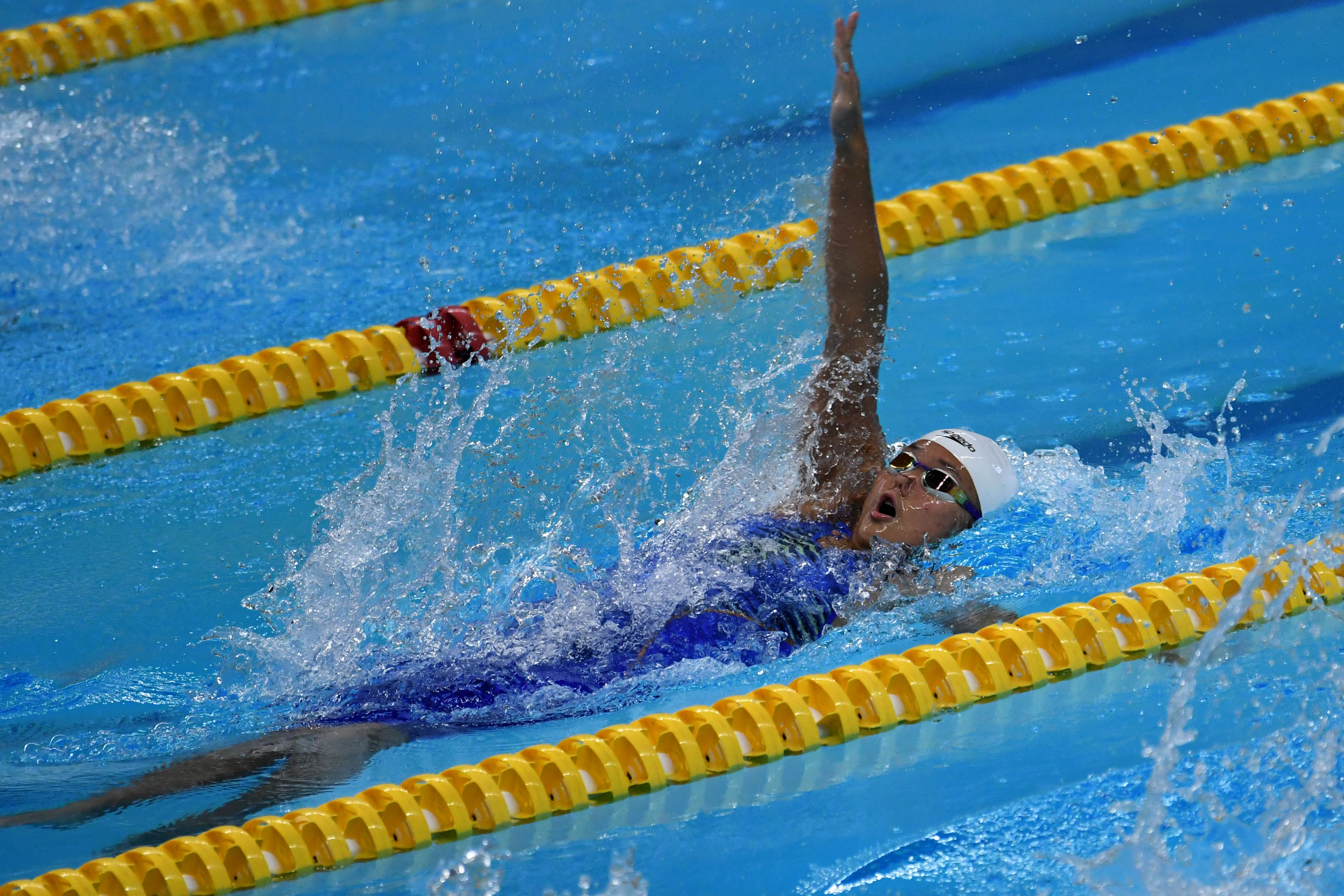 Perenang Flairene Candrea memacu kecepatannya dalam nomor 100 meter gaya punggung putri