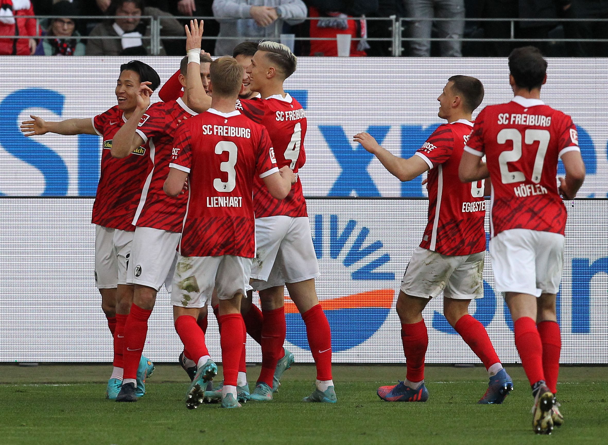 Para pemain Freiburg melakukan selebrasi usai mencetak gol ke gawang Frankfurt di laga Bundesliga.