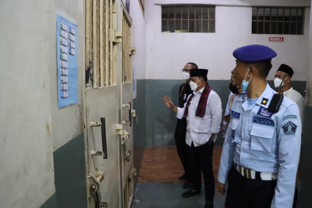 Persiapan pembagian Takjil kepada warga sekitar Rutan Salemba