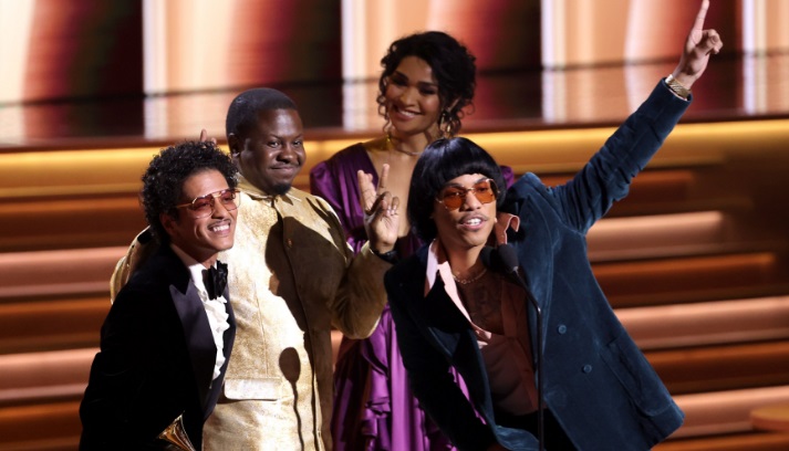 Bruno Mars (kiri) dan Anderson .Pakk (kanan) saat merayakan kemenangan lagu Leave the Door Open di Grammy Awrads 2022.