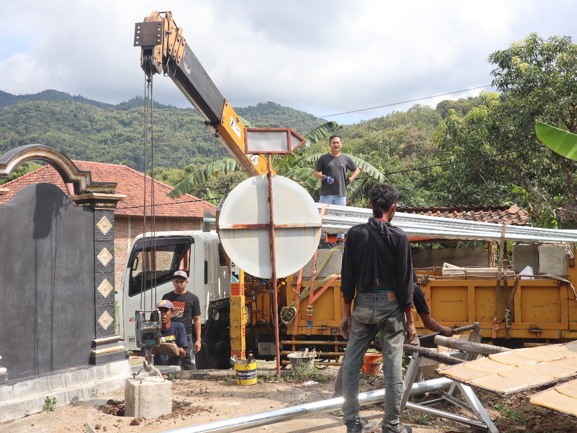Lampu PJU sangat dinanti warga karena sebelumnya di lingkungan mereka banyak terdapat titik jalan yang masih gelap.