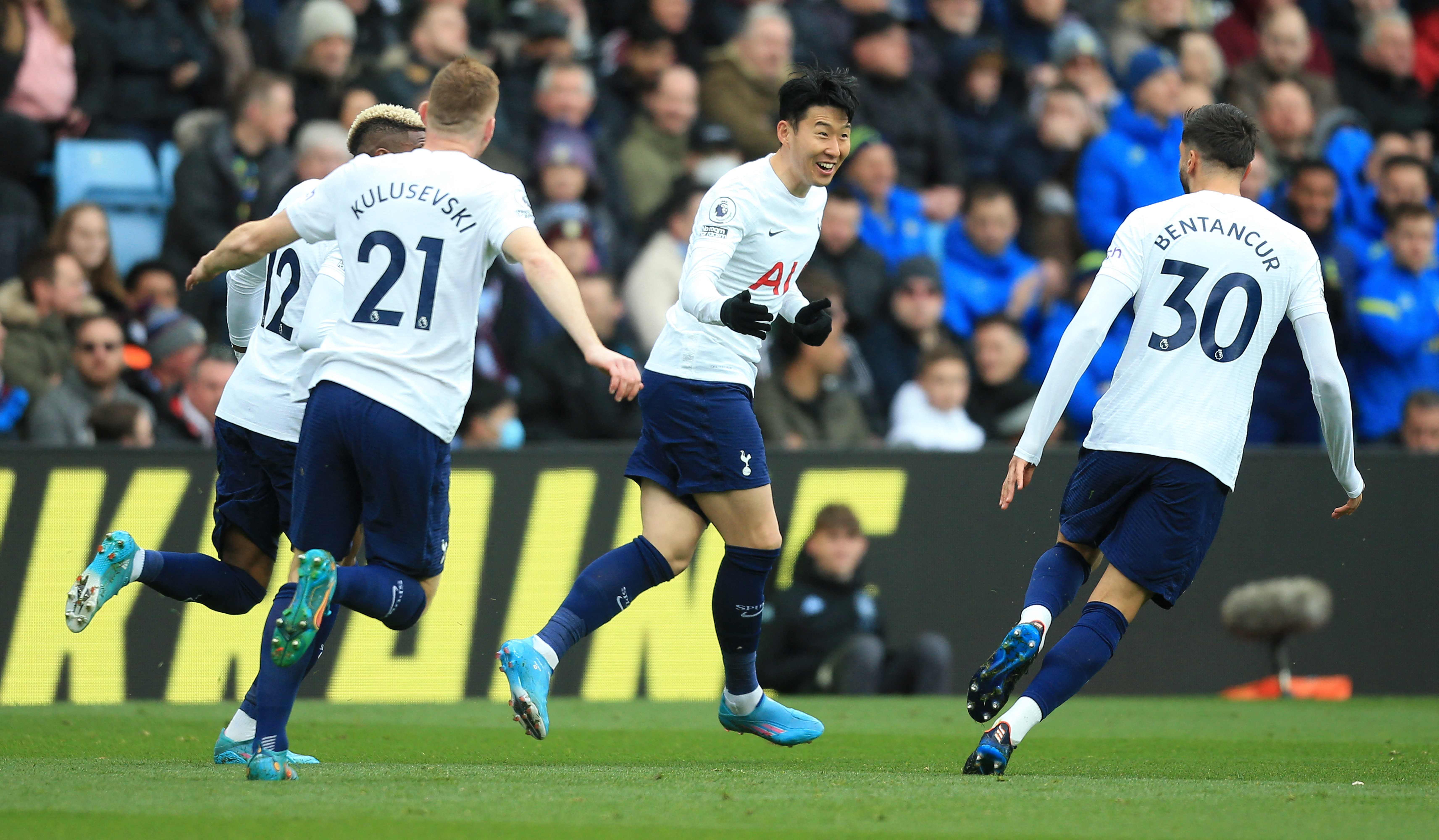 Penyerang Tottenham Hotspur Son Heung-Min (tengah) melakukan selebrasi usai mencetak gol ke gawang Aston Villa di laga Liga Primer Inggris.