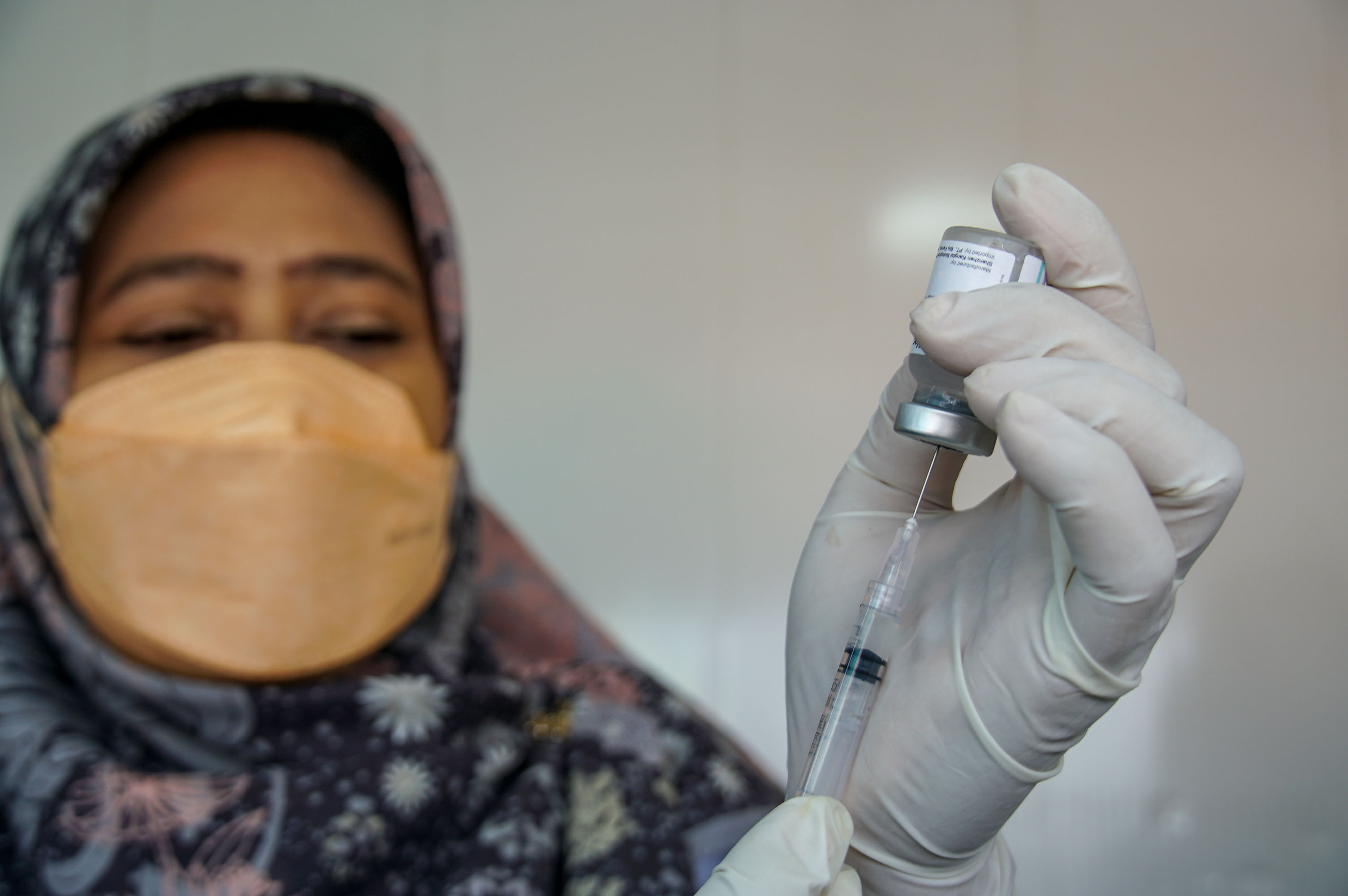 Warga saat akan vaksinasi dosis ke tiga (booster) di Gerai Vaksinasi Mobile di pintu masuk Tol Padalarang, Bandung Barat, Senin (11/4/2022)