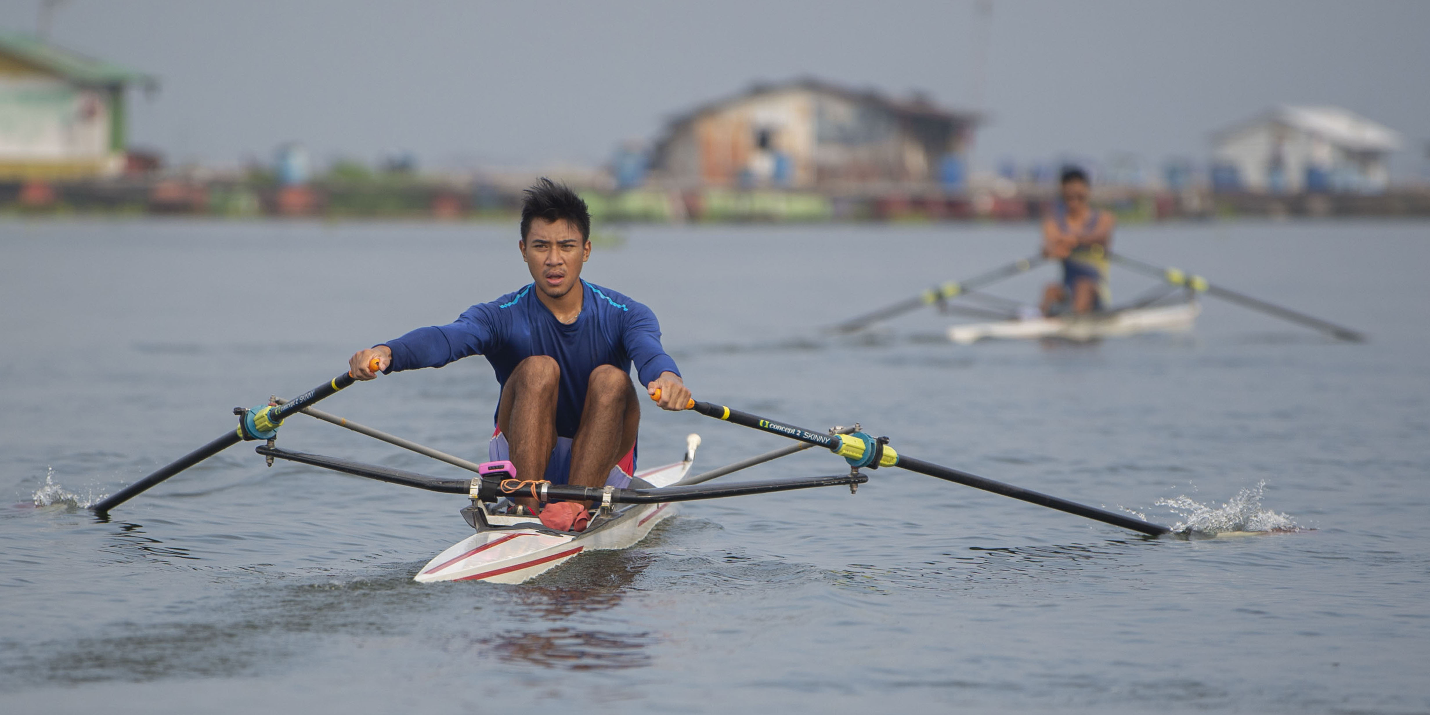 Atlet dayung nomor rowing Kakan Kusmayana berlatih di Pelatnas Dayung di Waduk Jatiluhur, Kabupaten Purwakarta, Jawa Barat.