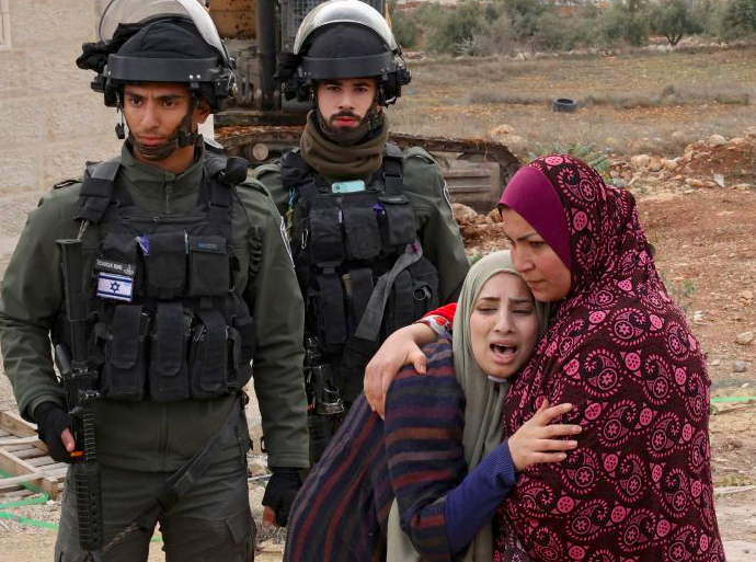 Pasukan Israel berjaga ketika wanita Palestina bereaksi terhadap pembongkaran rumah mereka di Area C Tepi Barat.