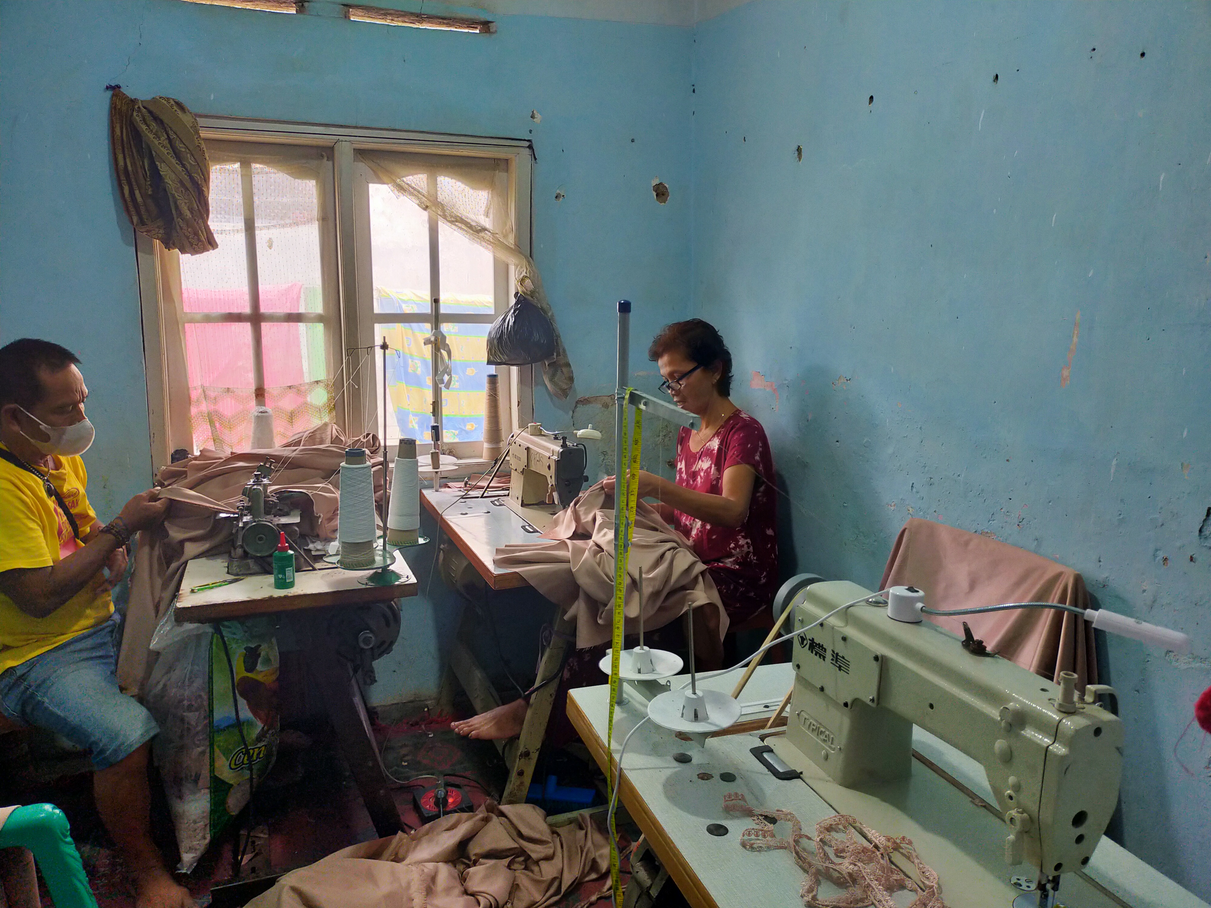 Perajin mukena di Kecamatan Kawalu berupaya menyelesaikan pekerjaan