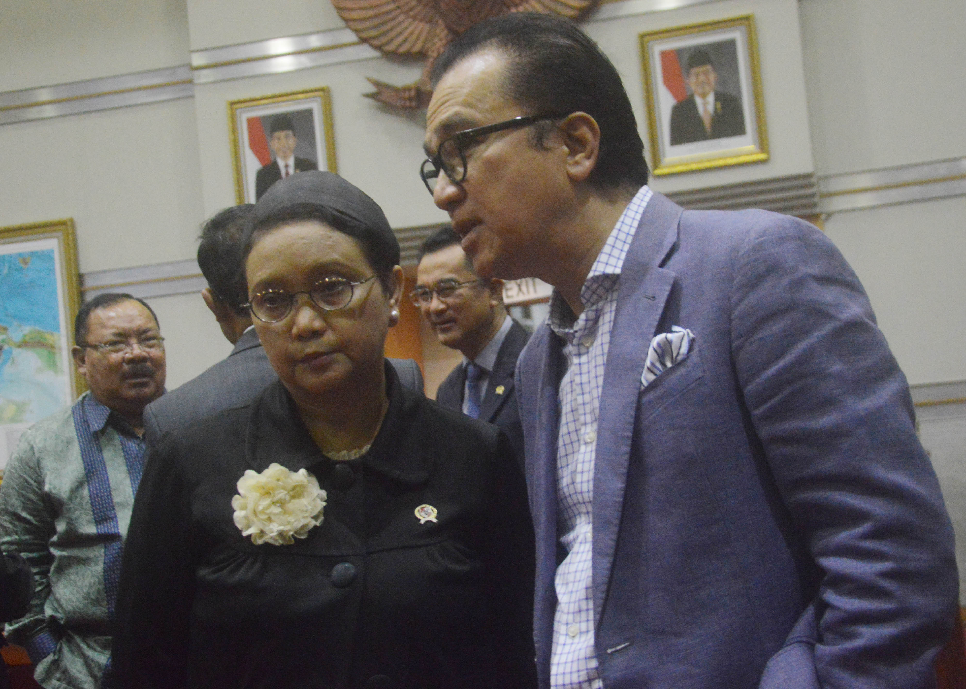 Mantan Dubes RI untuk Selandia Baru, Tantowi Yahya (kanan) berbincang dengan Menteri Luar Negeri Retno Marsudi.