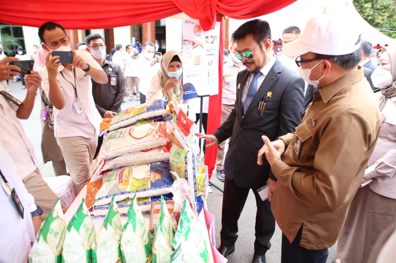 Mentan SYL mengunjungi acara pasar tani tersebut yang dihelat di pelataran Kantor Balai Besar Karantina Pertanian, Makassar, Rabu (27/4).