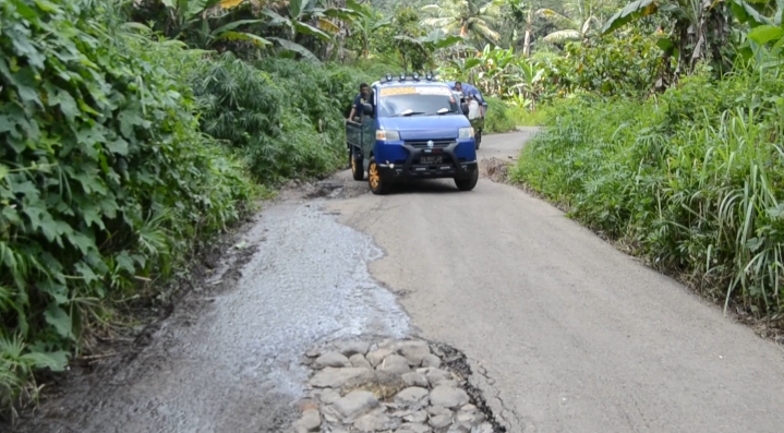 Jalur Trans Nasional penghubung Waiwadan ke Kota Larantuka rusak.