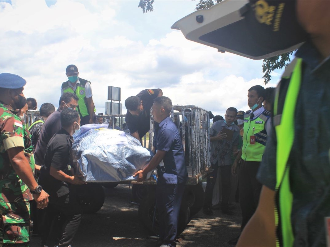 Sebanyak 18 jenazah warga NTT yang menjadi korban kecelakaan truk di Papua Barat tiba di Bandara El Tari Kupang, Kamis (14/4).