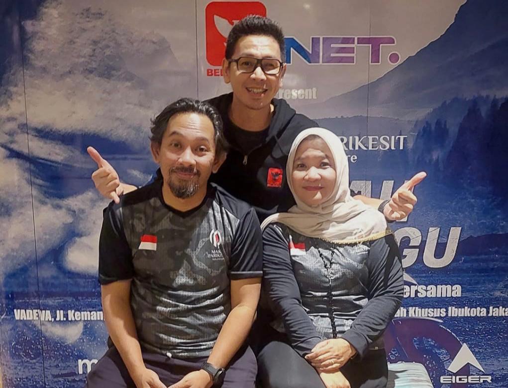 Makki Omar Parikesit (kiri), Oktodia Mardoko (tengah) dan Setia Sari B. 