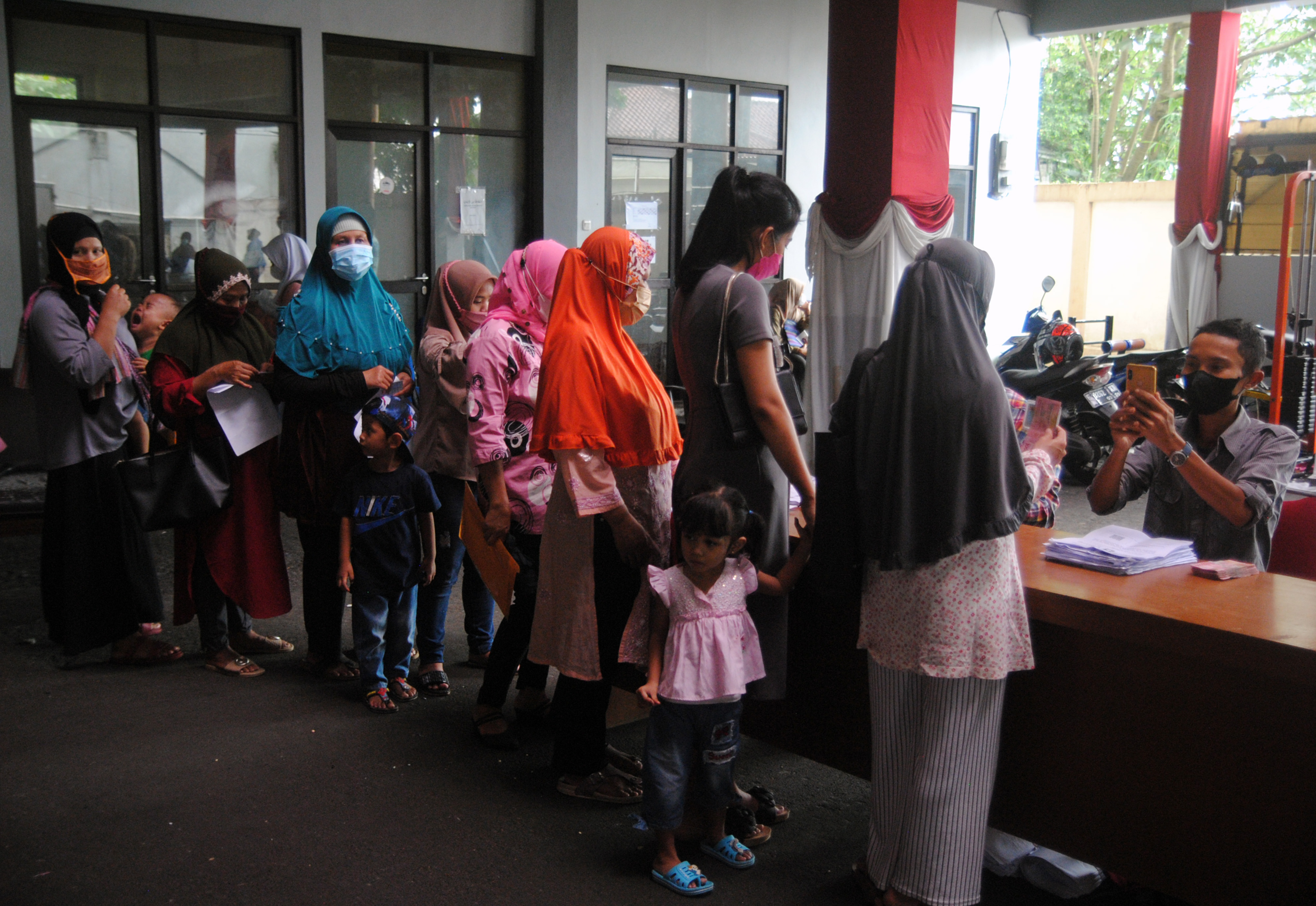 Penyaluran BLT Minyak goreng di Bogor