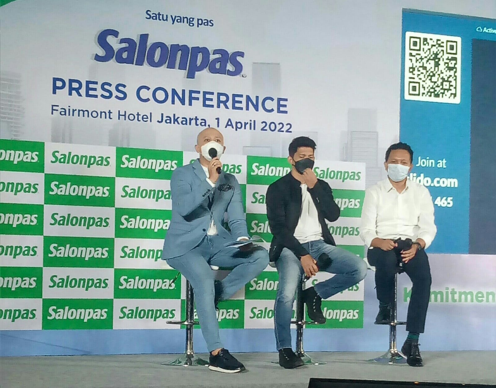 Aktor Iko Uwais (tengah) menjadi  Inspirational Brand Ambassador Salonpas