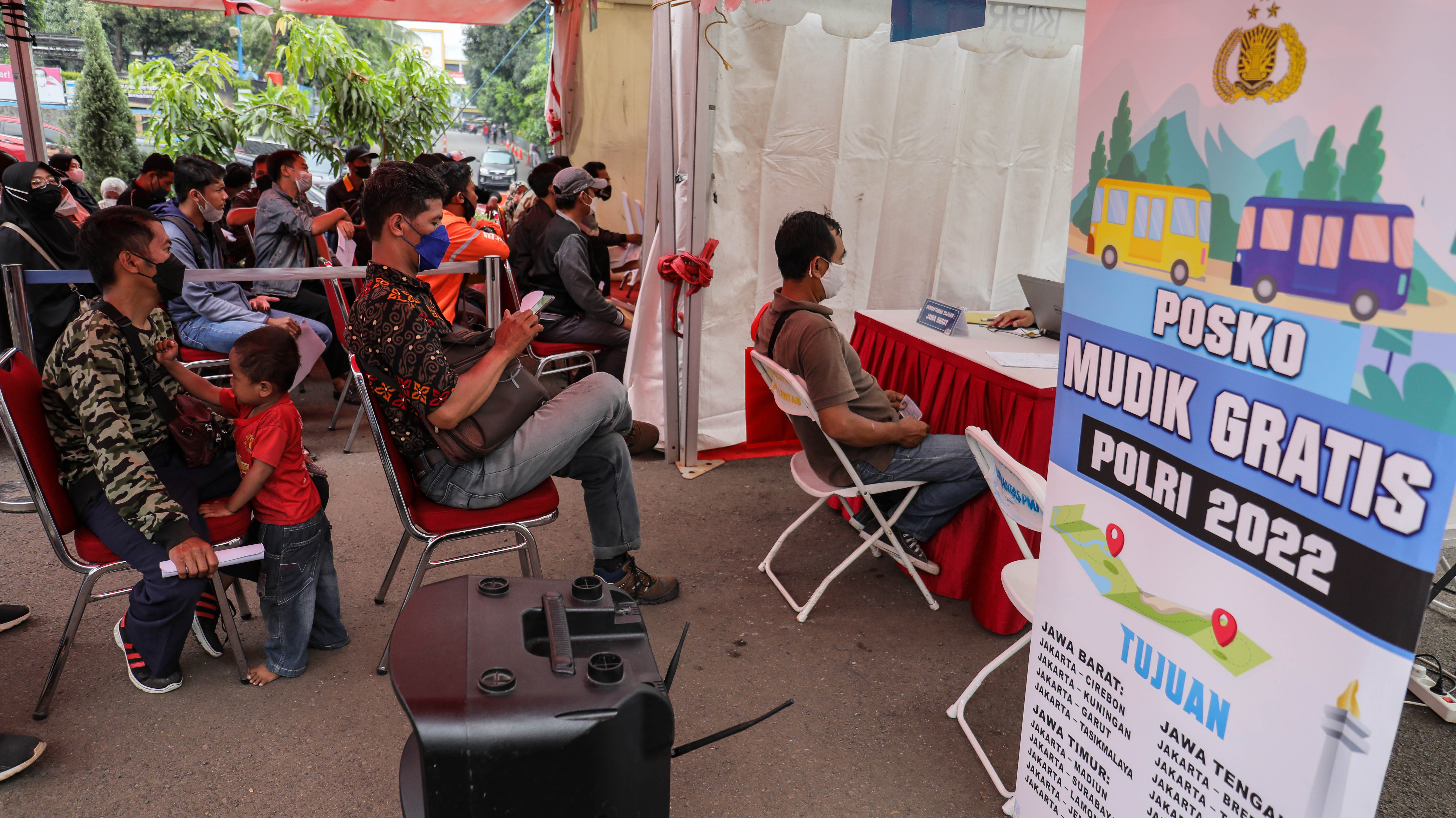 Warga antre daftar mudik gratis Lebaran 2022 Polda Metro Jaya ditutup hingga Minggu (24/4/2022) pukul.12 WIB dengan kuota 20 ribu orang.