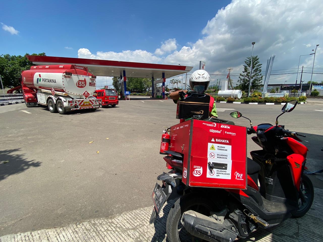Mobil tangki Pertamina memasok bahan bakar di sebuah SPBU. 