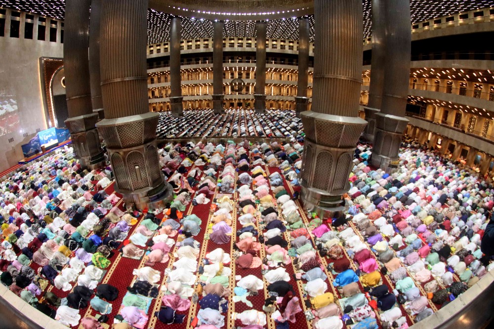 Pelaksanaan Shalat Tarawih di Masjid Istiqlal, Jakarta.