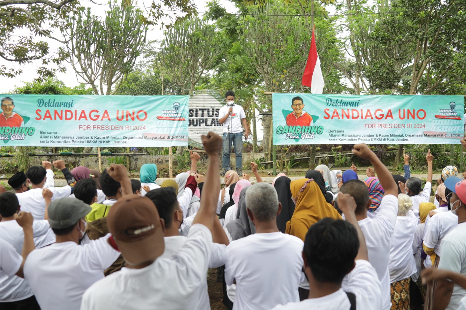 Ratusan relawan yang tergabung dalam Sandi Uno Fansclub Jember deklarasikan dukungan kepada Sandiaga Uno Presiden 2024, di Situs Duplang, De