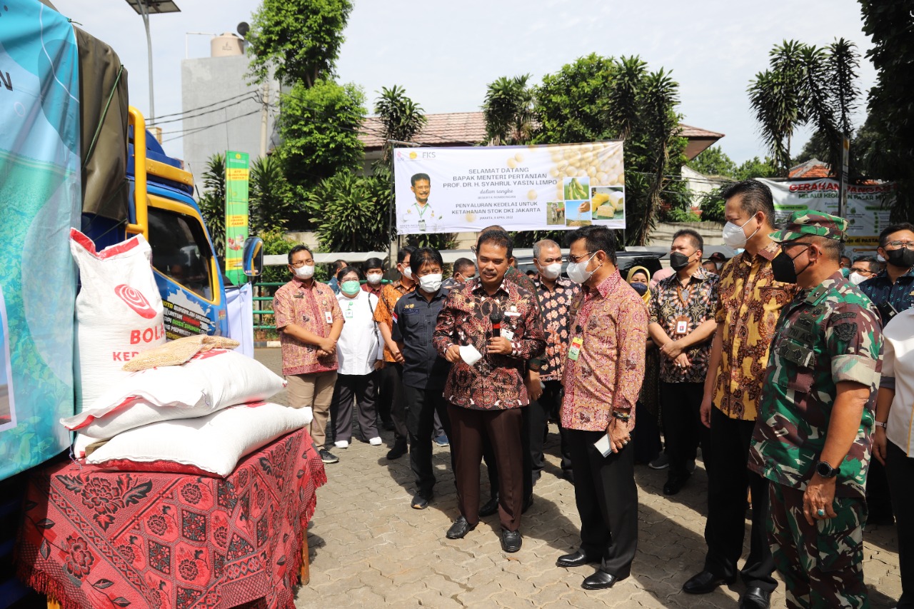 Mentan Syahrul Yasin Limpo menghadiri acara penyaluran kedelai bagi pengrajin tahu tempe di Toko Tani Center (TTI), Jakarta, Jumat (8/4/22).