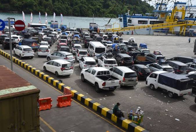 Suasana arus mudik di Pelabuhan Merak