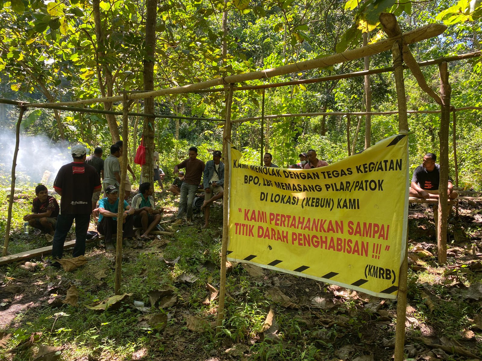 Sekelompok warga memasang spanduk penolakan di kawasan hutan Nggorang-Bowosie, Labuan Bajo, Kecamatan Komodo, NTT.  