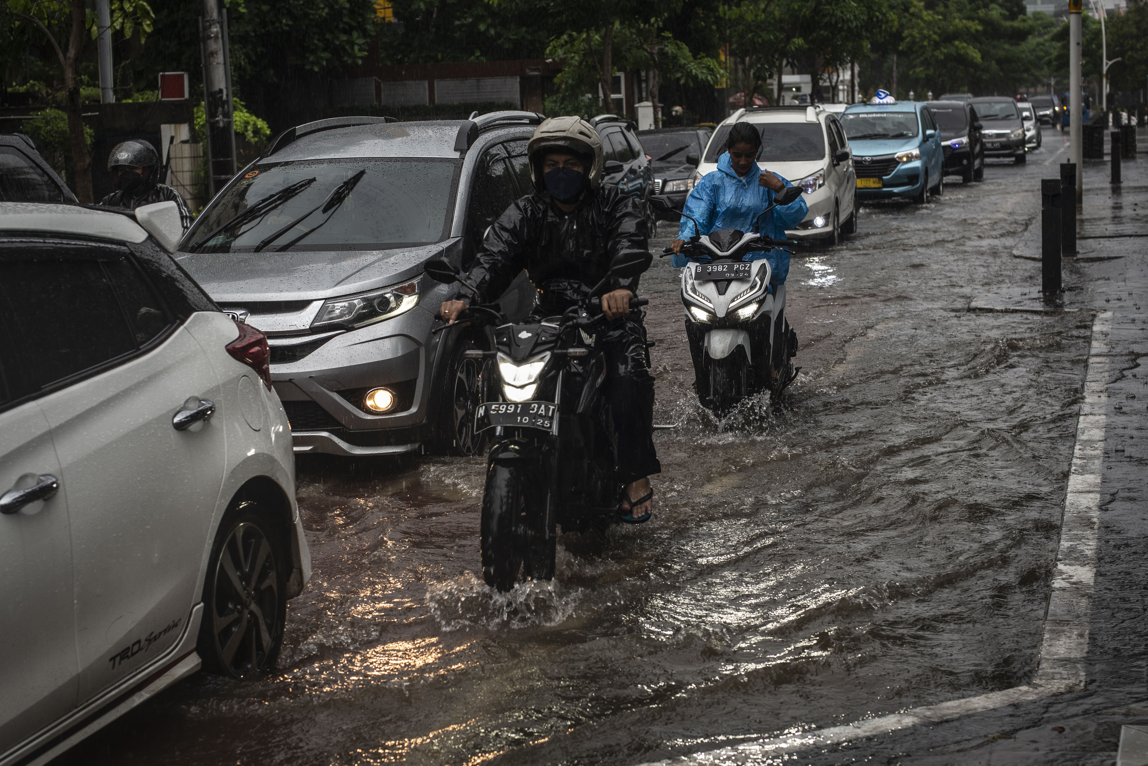 Jakarta Diguyur Hujan Deras, Sejumlah Jalan Tergenang