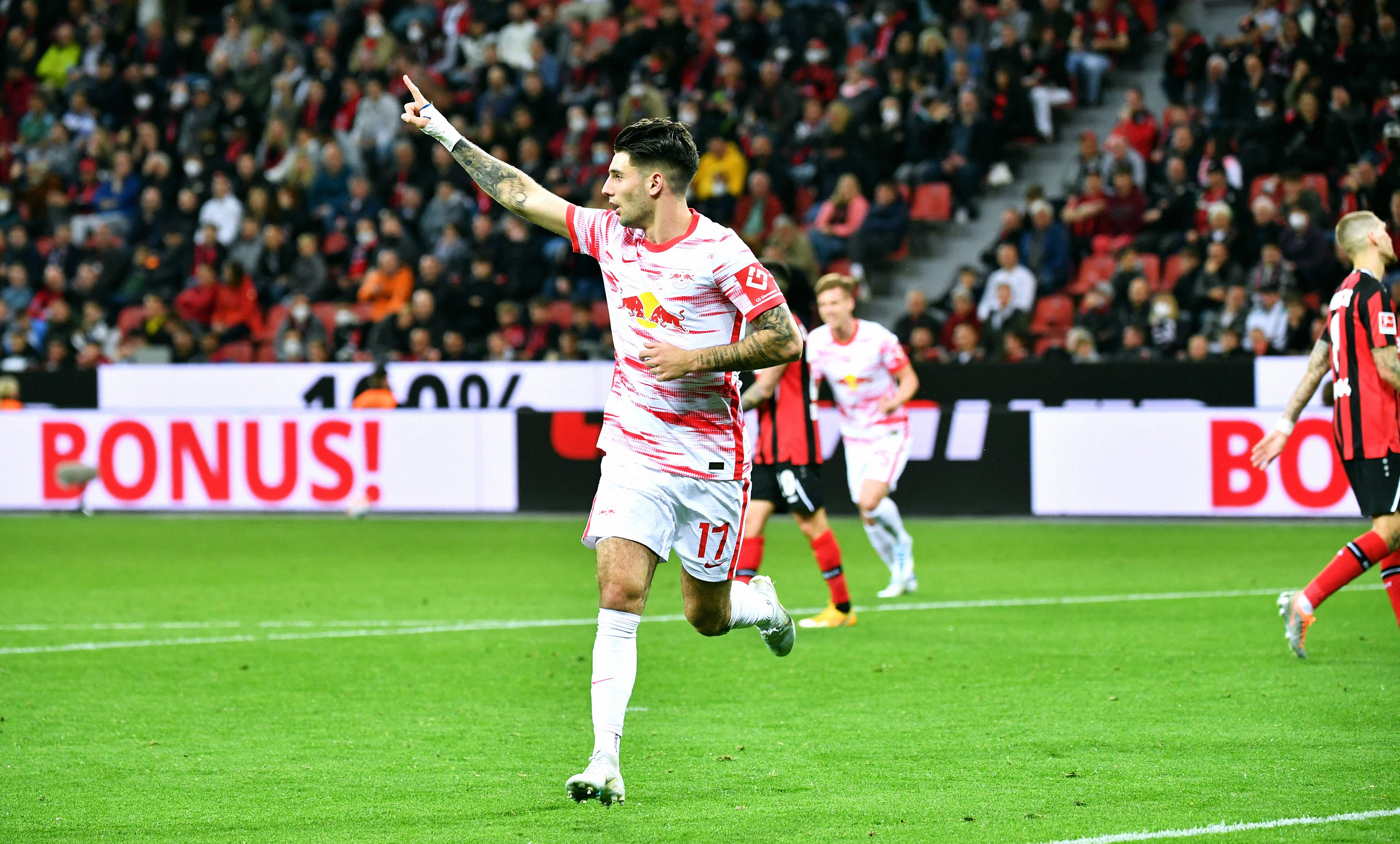 Gelandang RB Leipzig Dominik Szoboszlai melakukan selebrasi usai mencetak gol ke gawang Bayer Levekusen di laga Bundesliga.