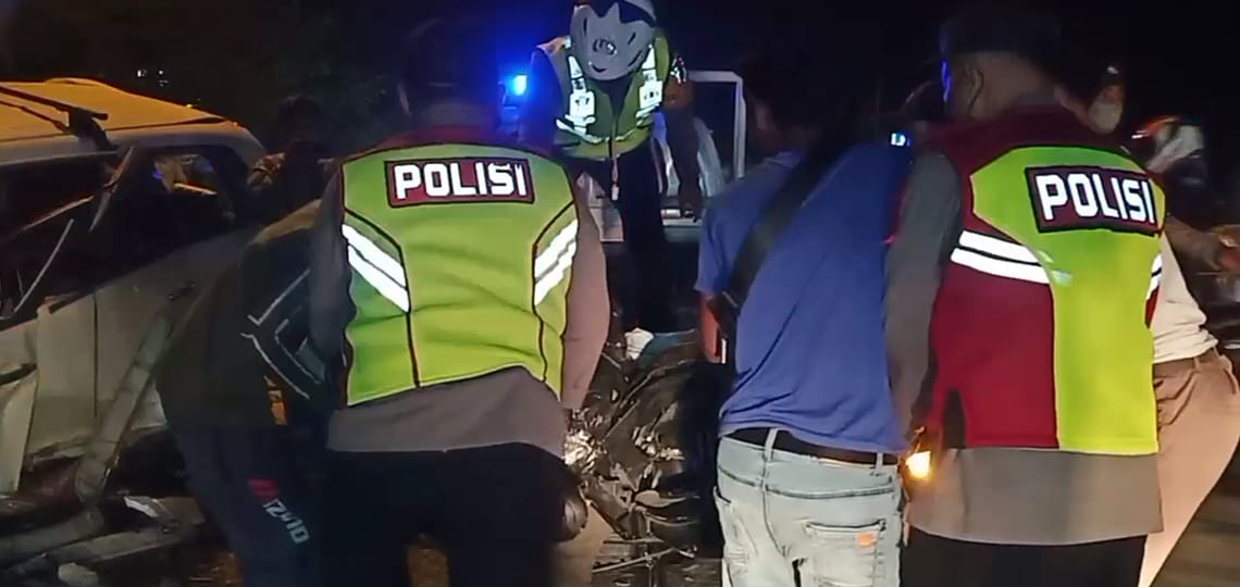 polisi melakukan melakukan pemeriksaan tkp kecelakaan di.pantura subang