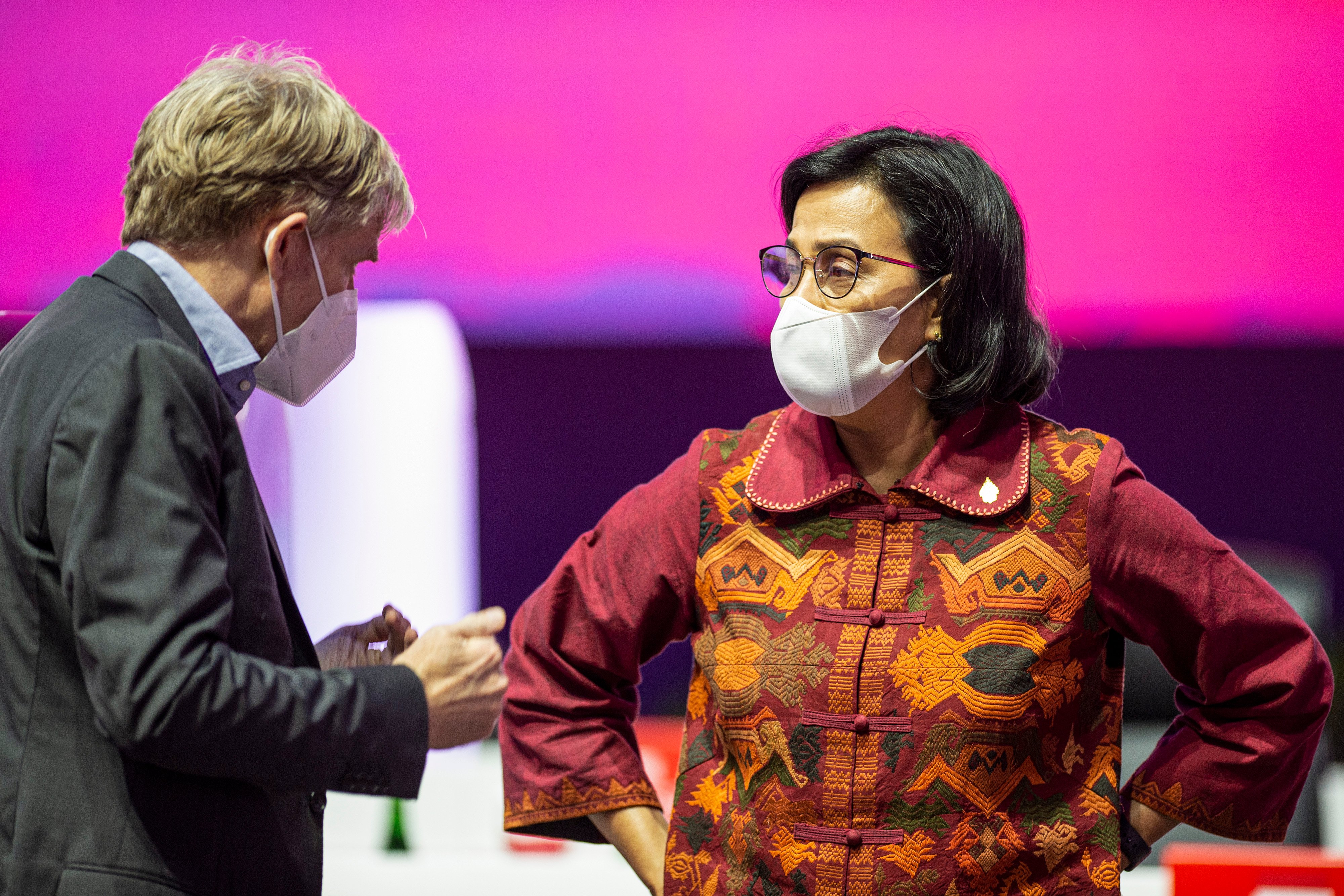 Menteri Keuangan Sri Mulyani Indrawati (kanan) berbincang dengan Direktur Jenderal Organisasi Kesehatan Dunia (WHO), Bruce Aylward