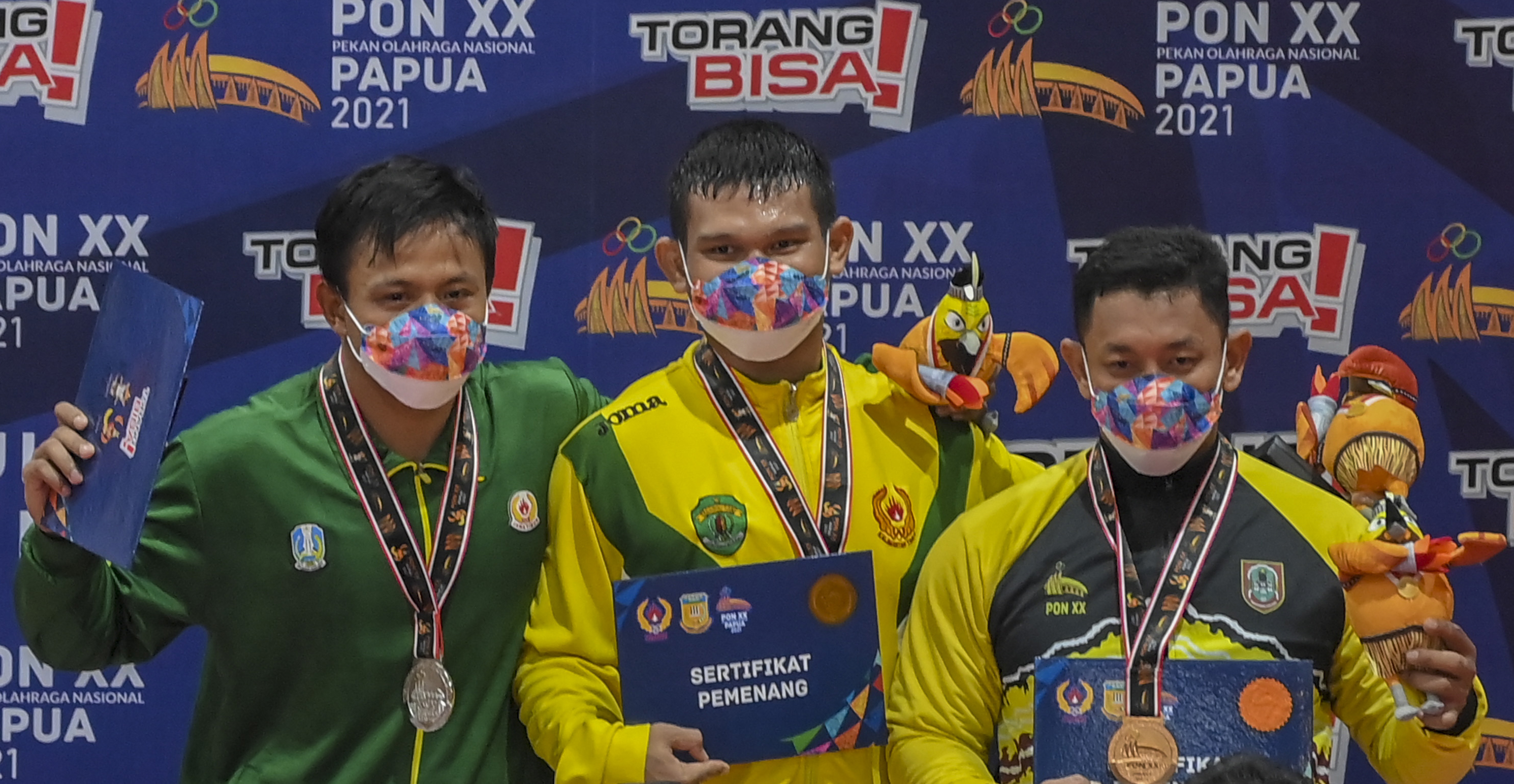 Pegulat putra Kaltim Ashar Ramadhan (tengah) di Kabupaten Merauke, Papua, Rabu (13/10/2021).