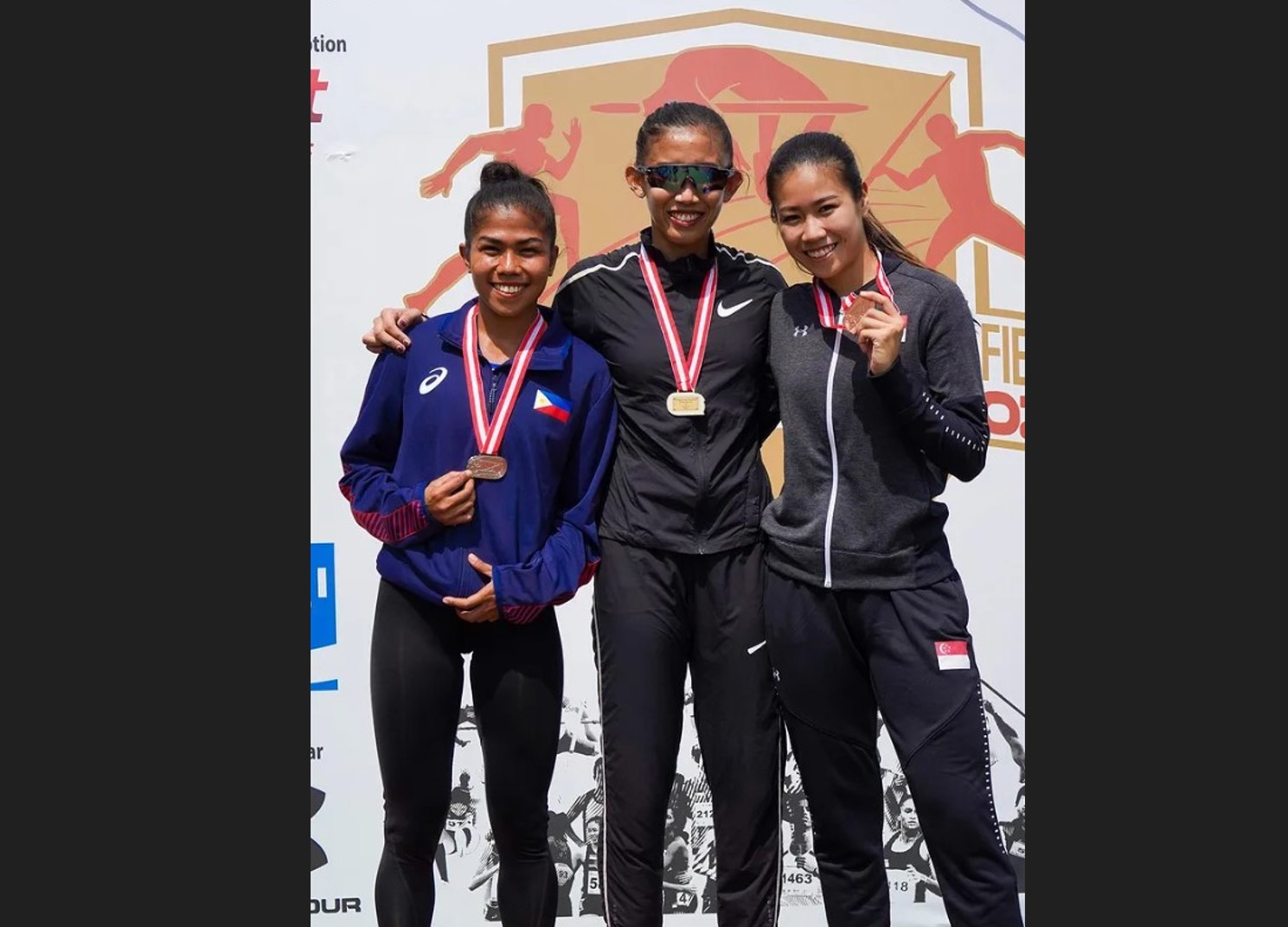 Emilia Nova (tengah) meraih medali emas dari nokmor lari gawang 100 meter putri di Singapura Terbuka.