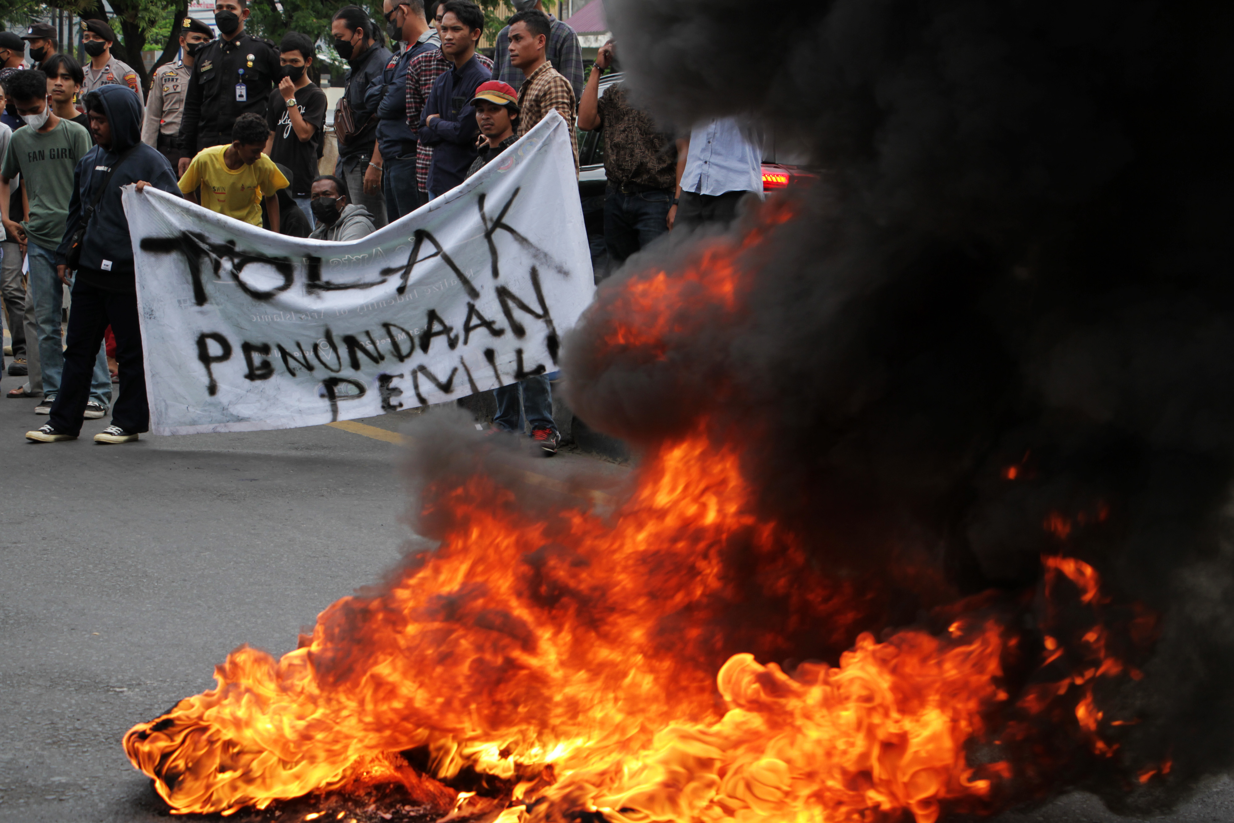 Mahasiswa berunjuk rasa di depan kampus Universitas Muhammadiyah (Unismuh) di Makassar, Sulawesi Selatan, hari ini.