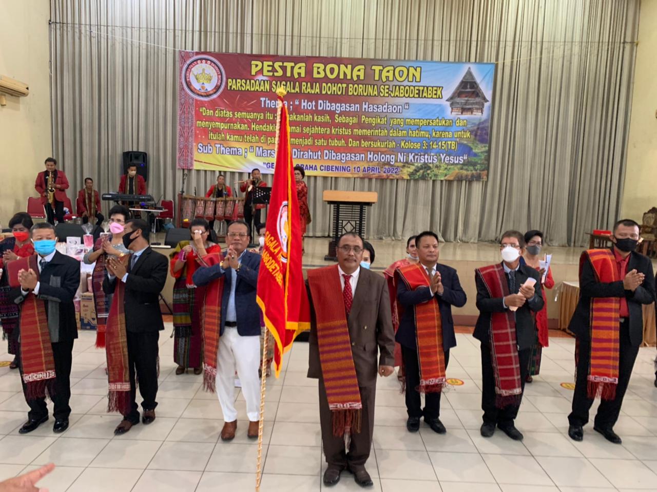 Parsadaan Sagala Raja dohot boru se Jabodetabek menggelar pesta bona taon di Graha Cibening, Jati Bening, Bekasi, Minggu (10/4). 