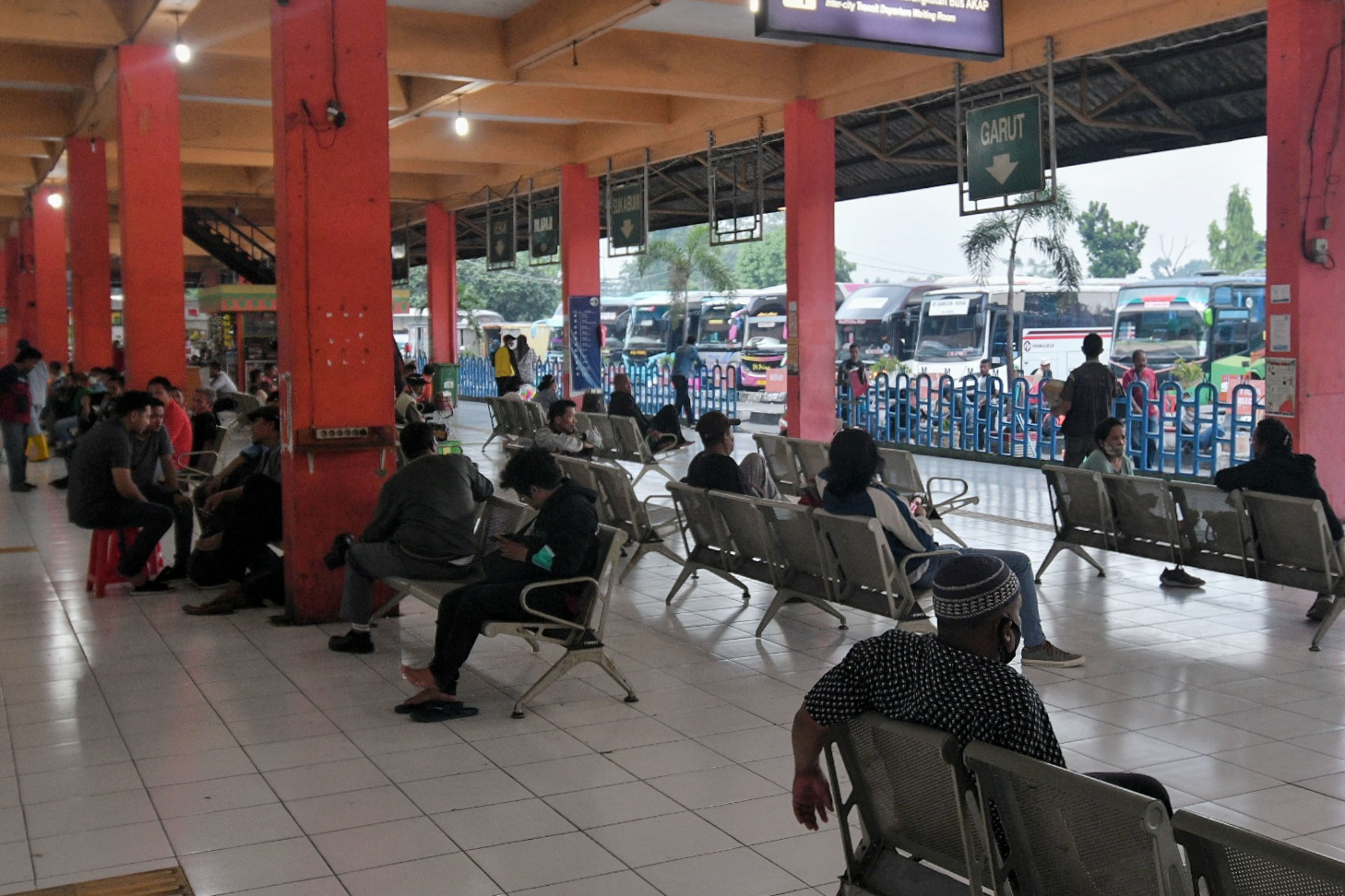 Penumpang menunggu bus di Terminal kampung Rambutan, Jakarta