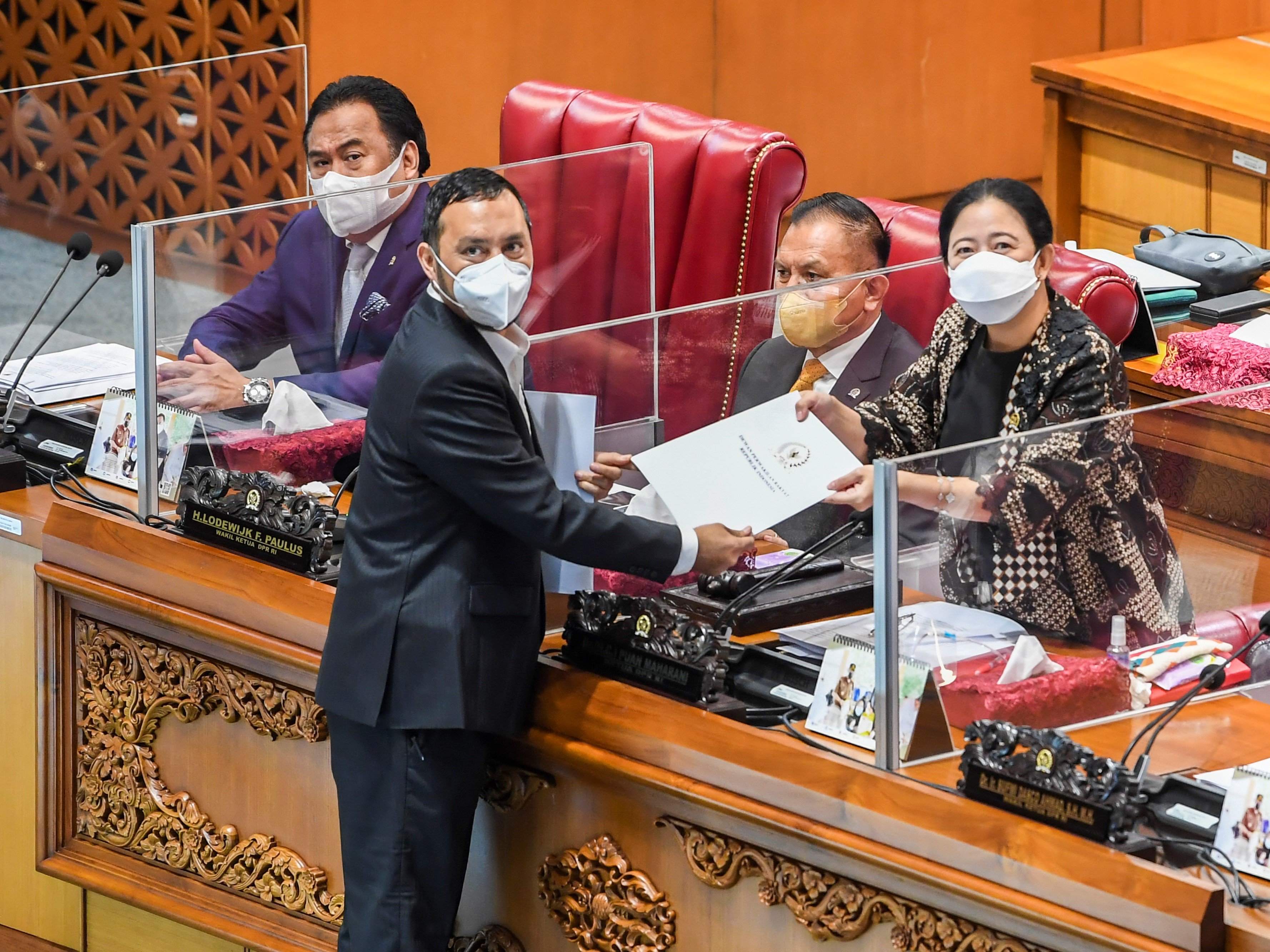 Pimpinan DPR menerima laporan pengesahan RUU TPKS saat Rapat Paripurna DPR, Jakarta, Selasa (12/4).
