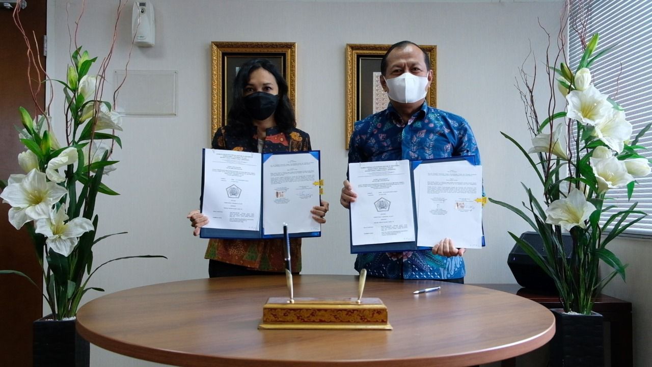 Penandatanganan kontrak kerja sama pencetakan meterai tempel kopur 10.000 tahap II tahun anggaran 2022 bersama dengan Dirjen Pajak.