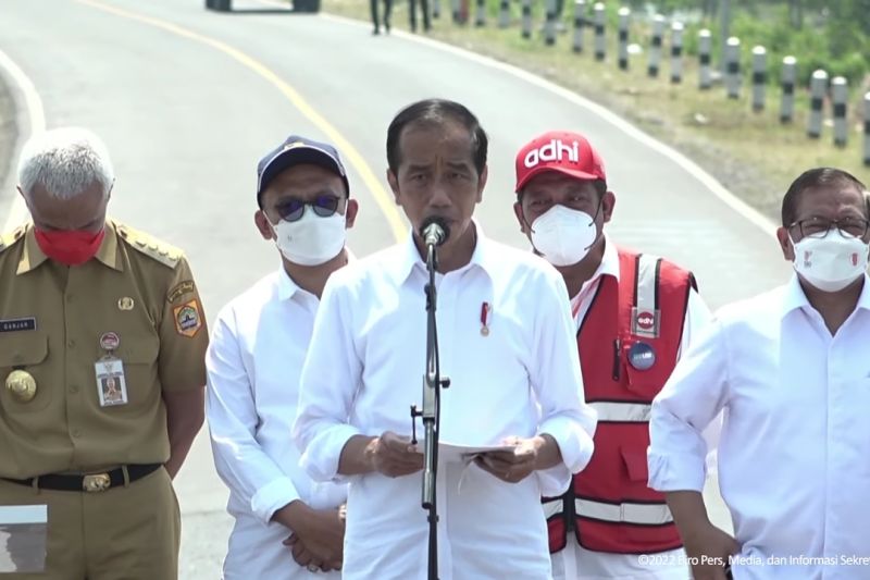 Tangkapan layar Presiden RI Joko Widodo memberikan keterangan pers terkait peresmian Jalan Lingkar Brebes-Tegal di Brebes, Jawa Tengah.