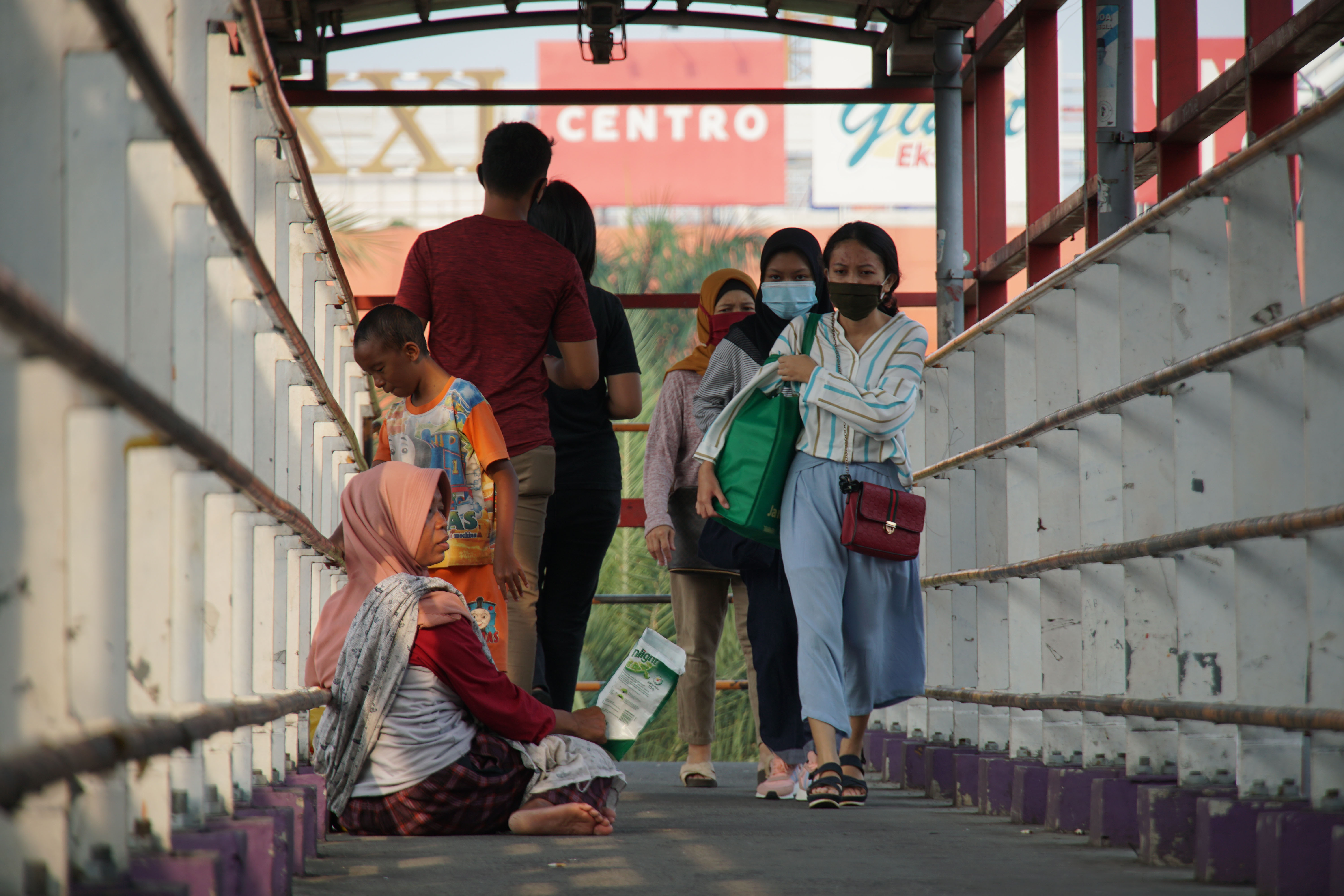  Penyandang Masalah dan Kesejahteraan Sosial (PMKS) tidak menggunakan masker di jembatan penyeberangan orang di kawasan Jalan Margonda Raya,