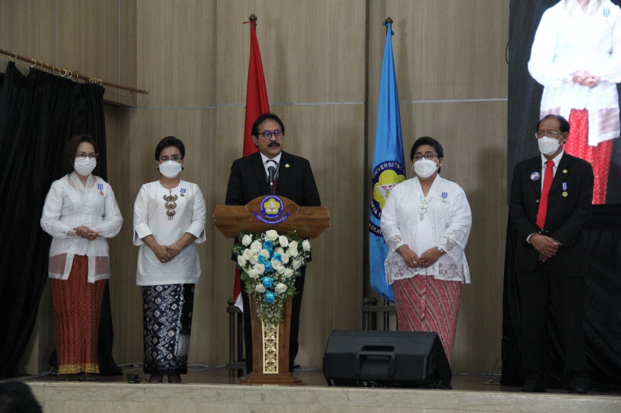 Rektor Universitas Kristen Indonesia Dhaniswara K. Harjono bersama empat wakil rektor yang baru dilantik di Jakarta, Selasa (26/4/2022). 