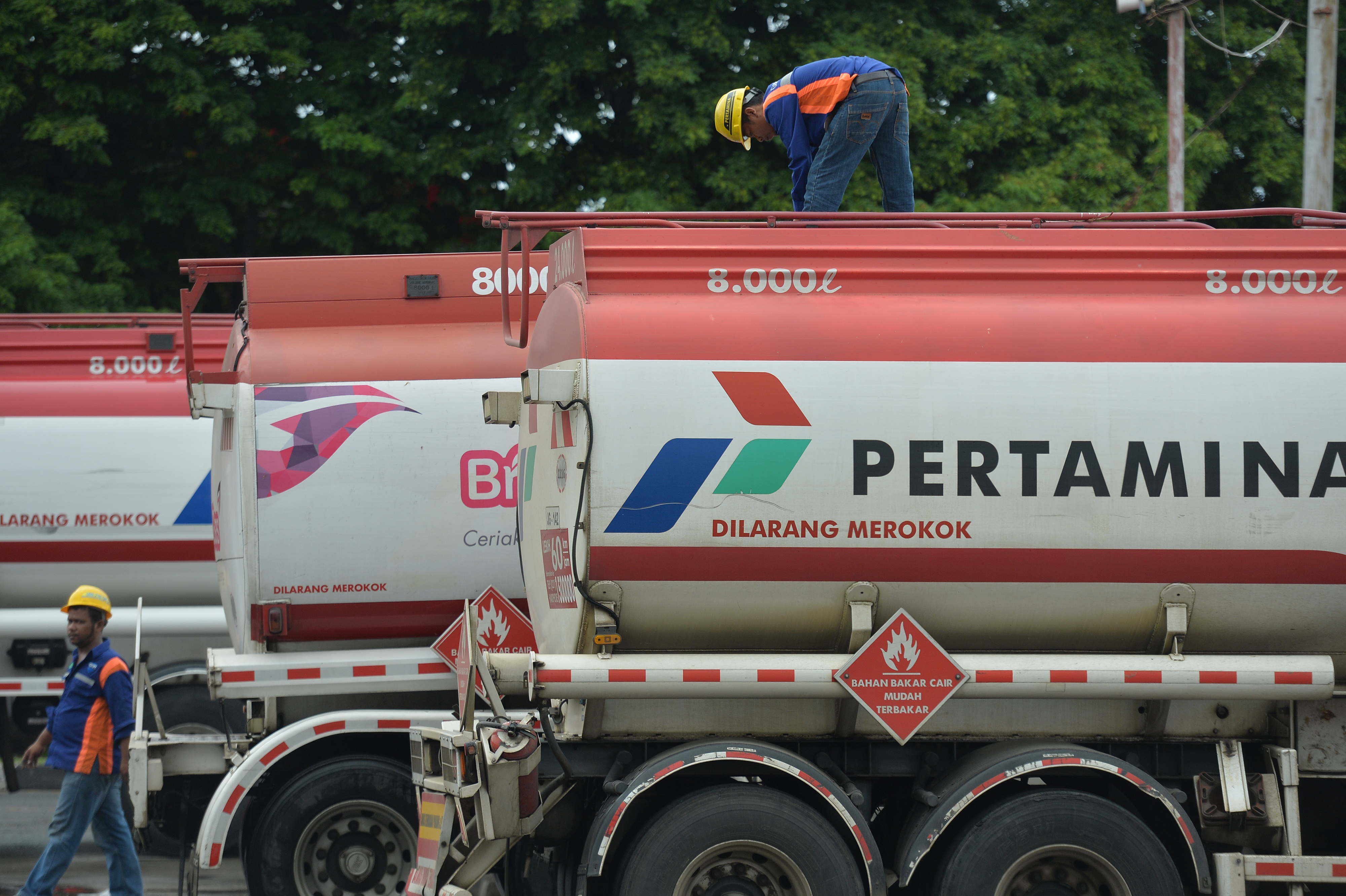 Ilustrasi petugas saat mengecek kendaraan pengangkut BBM Pertamina.