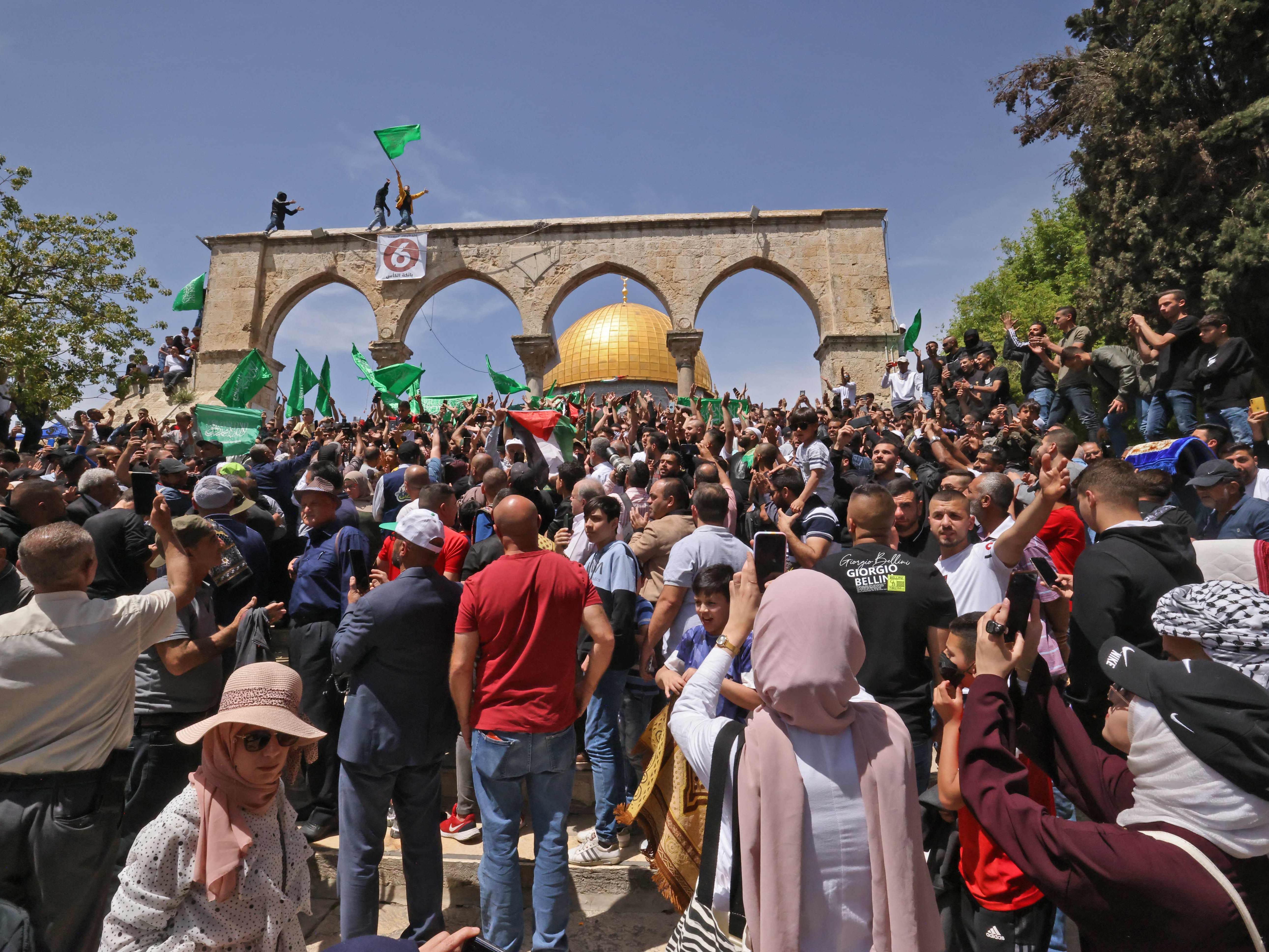 Warga Palestina berdemonstrasi setelah salat Jumat yang ketiga Ramadhan di kompleks Masjid Al-Aqsa.