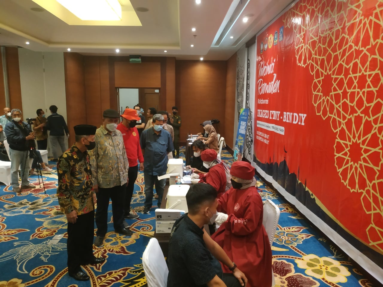 Mahasiswa mengikuti vaksinasi yang digelar BIN dan Ikatan Keluarga Alumni Geologi Institut Teknologi Nasional Yogyakarta