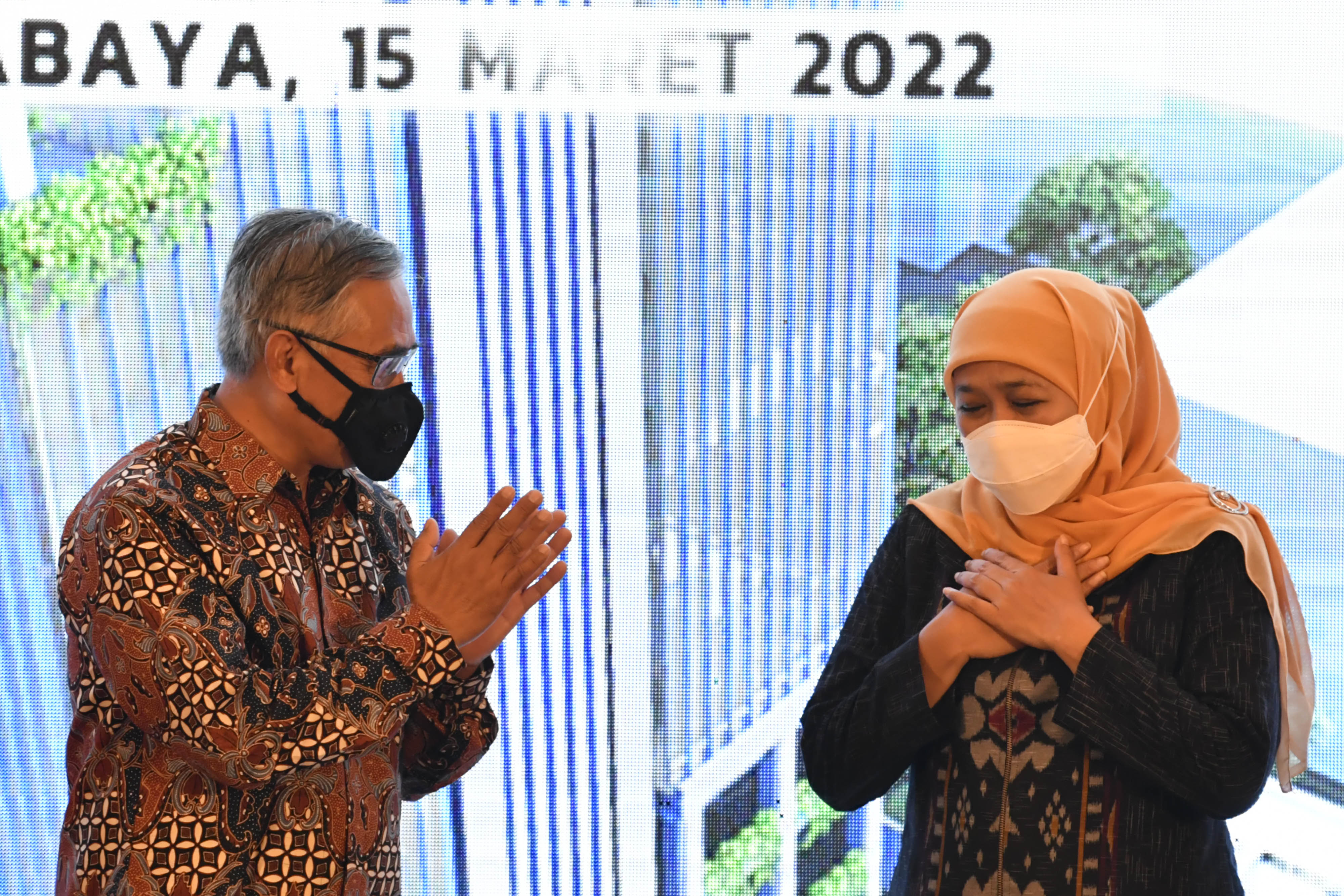 Gubernur Jawa Timur Khofifah Indar Parawansa (kanan)