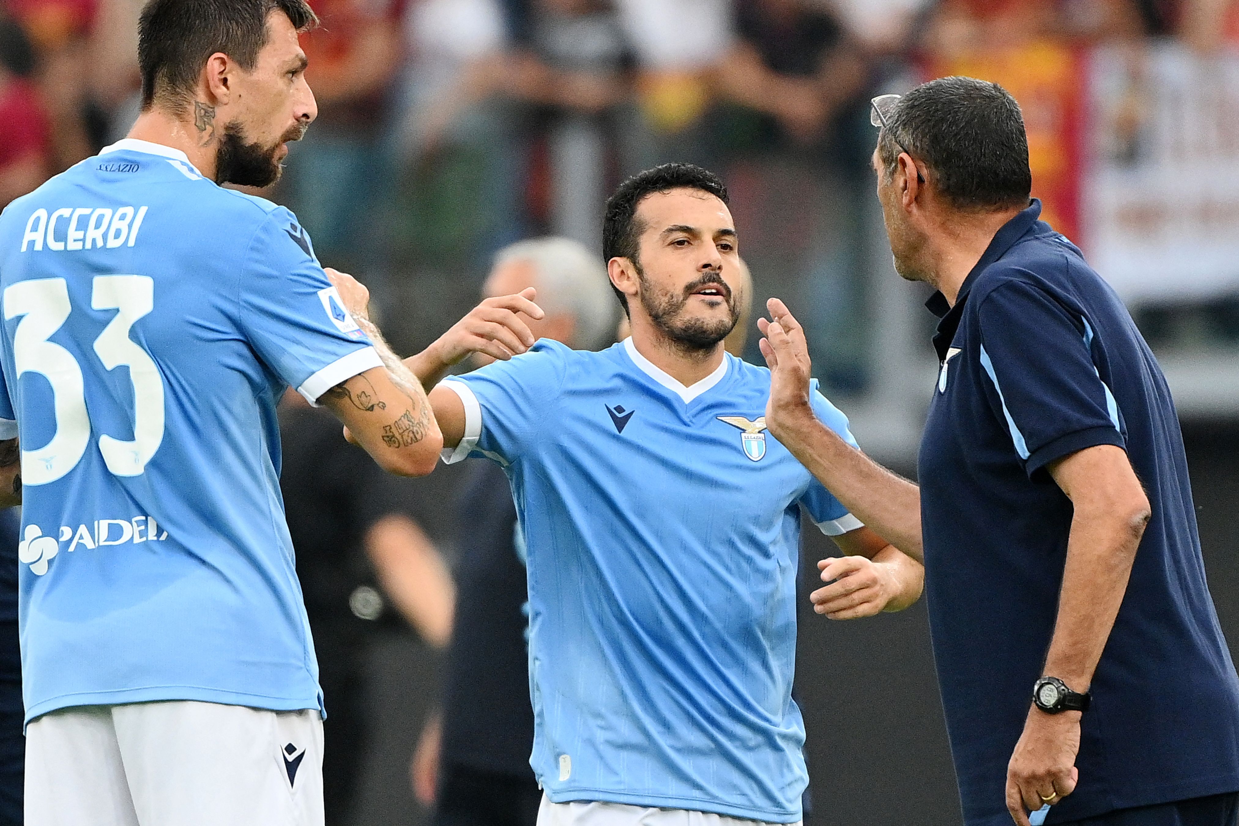 Penyerang Lazio Pedro Rodriguez (tengah)