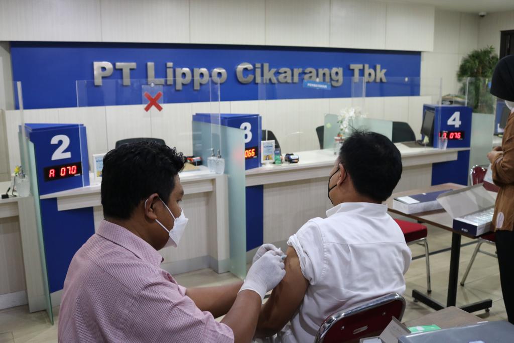 Vaksinasi dosis ketiga.