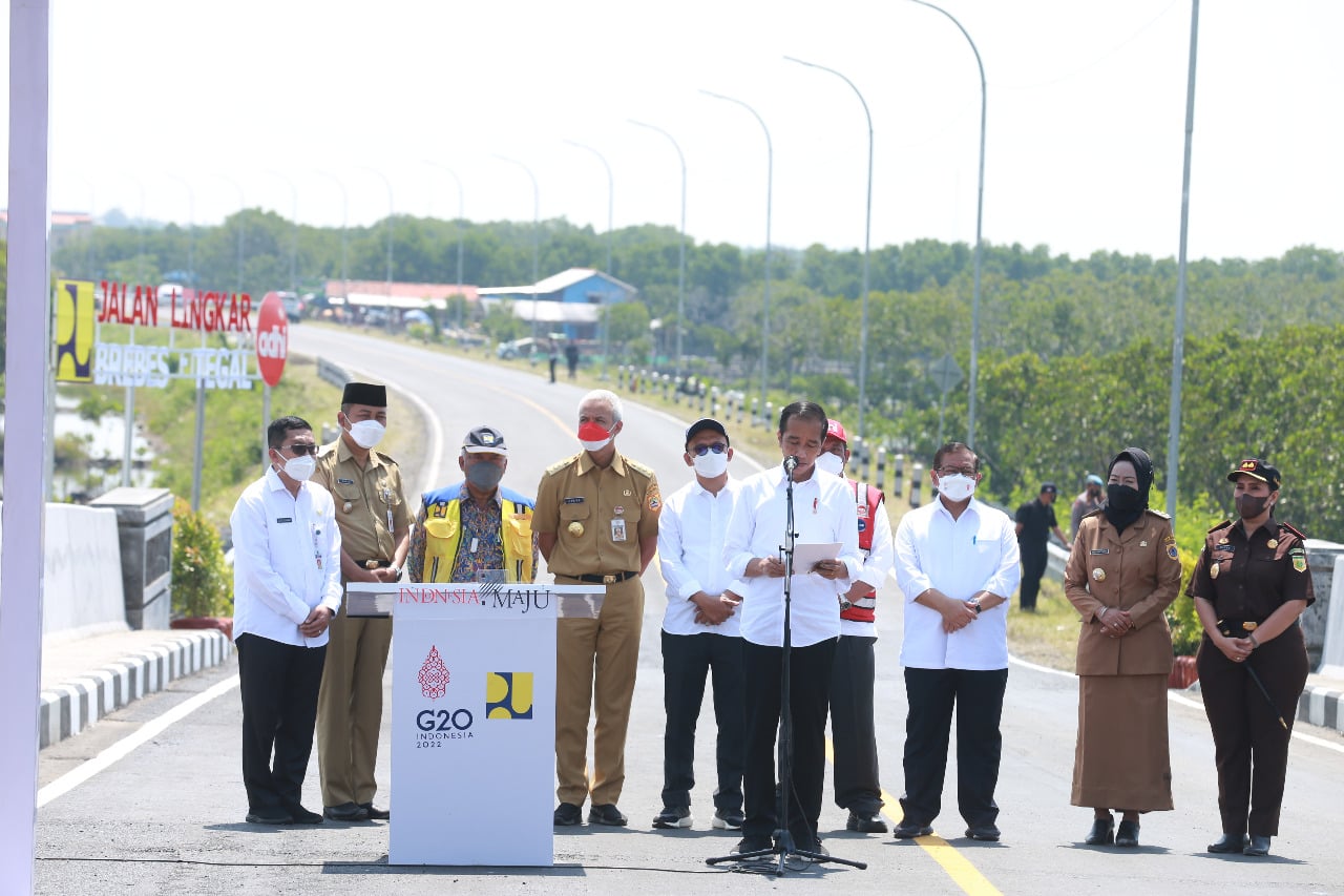 Menteri PUPR Hadimoeljono mendampingi Presiden Joko Widodo saat peresmian jalan tol untuk antisipasi arus mudik Lebaran.