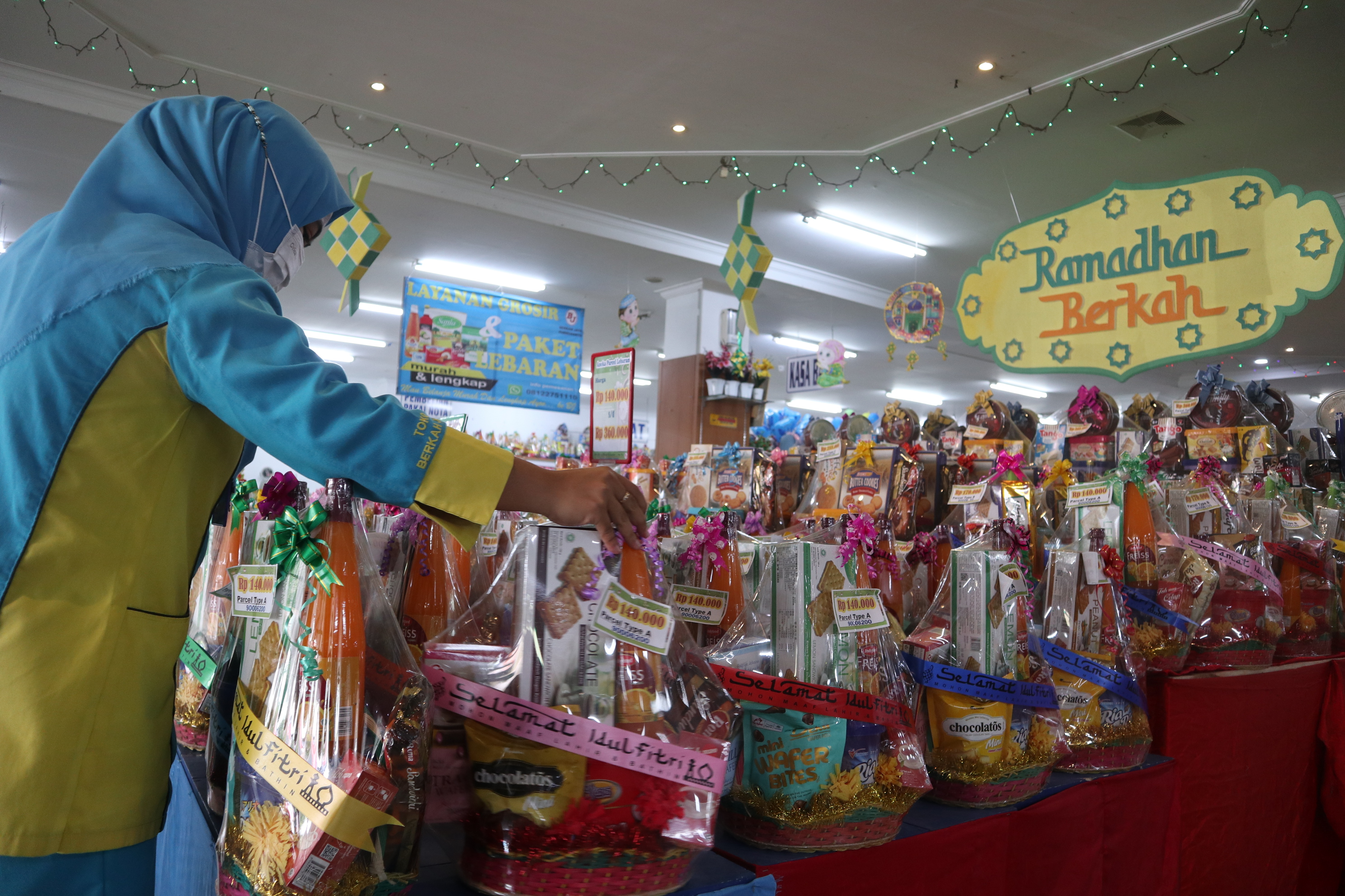 Seorang karyawan toko sedang menata ratusan parsel lebaran di Toko Berkah Jaya Purwokerto, Jawa Tengag, Rabu (6/4).