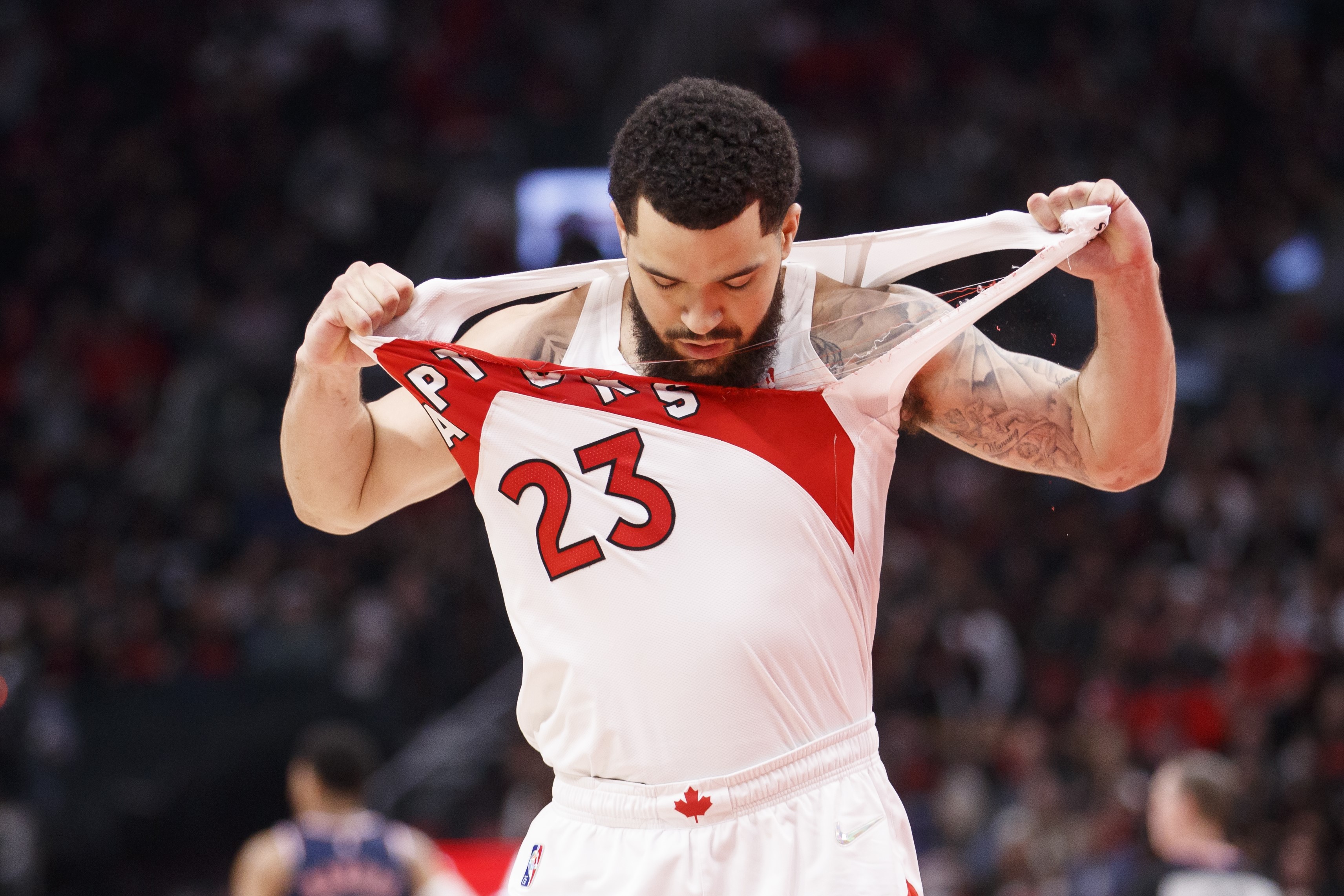 Guard Toronto Raptors Fred VanVleet menyobek jerseynya saat harus keluar karena cedera di laga playoff melawan Philadelphia 76ers.