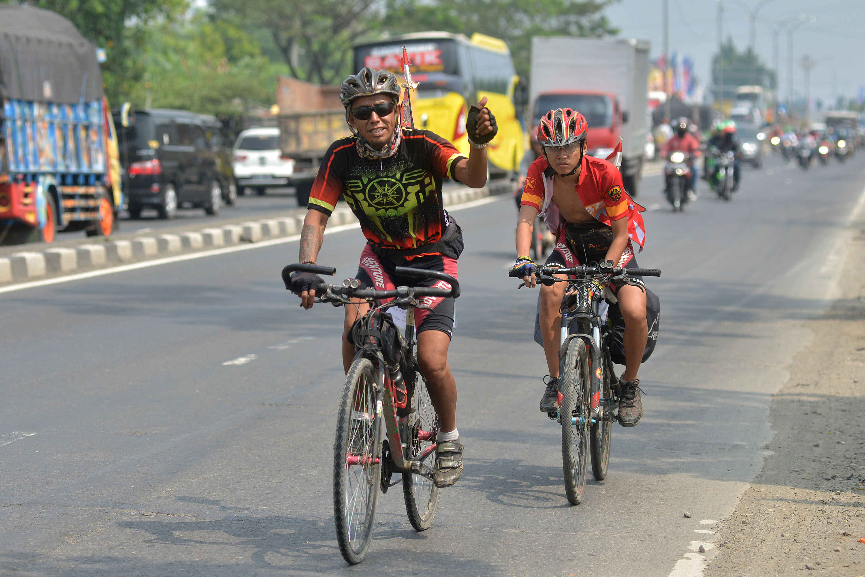 Dua warga dengan bersepeda melintas di Jalan Raya Pemalang, Jawa Tengah