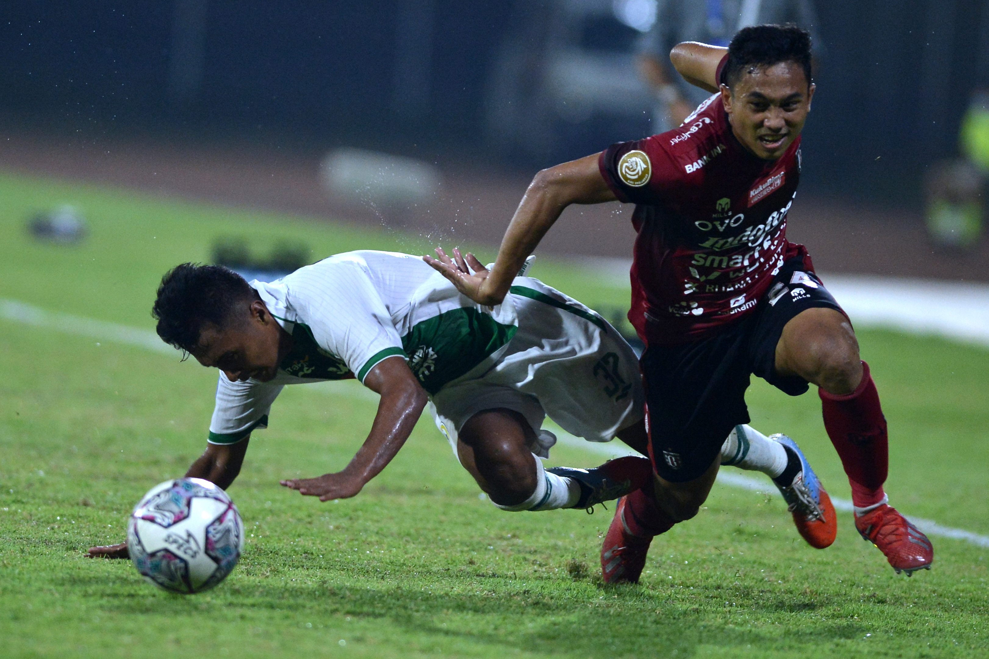 Bek Bali United Ricky Fajrin (kanan)