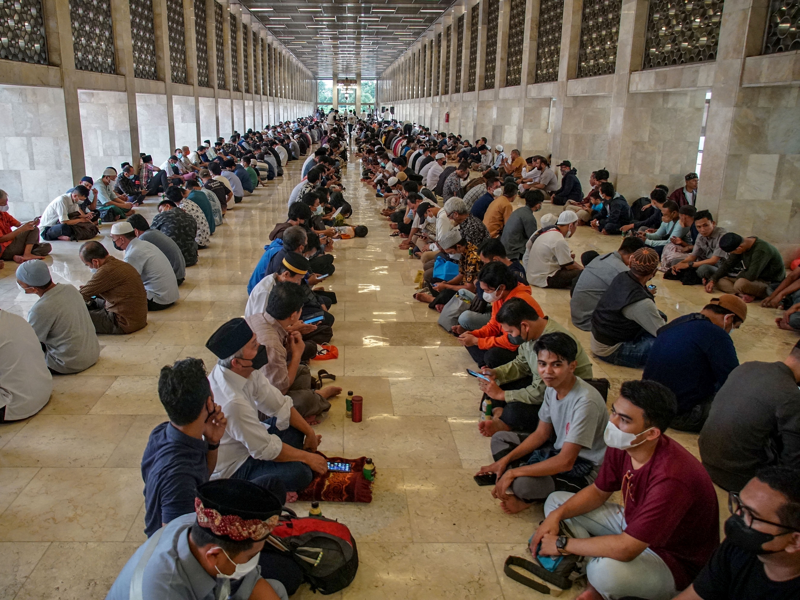 Petugas membagikan sajian berbuka puasa untuk warga di Masjid Istiqlal, Jakarta, Senin (4/4/2022).